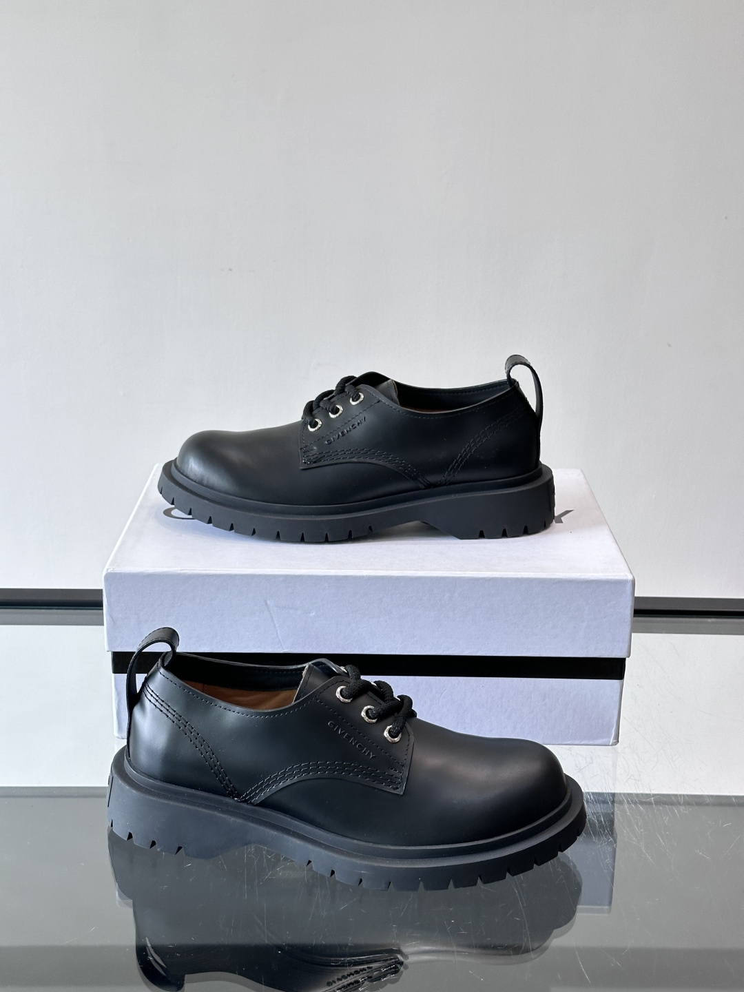 Givenchy 大头德比鞋​​👞纪梵希大头德比鞋，采用牛皮🐮，质感柔软又耐磨，秋冬穿超合适！厚底橡胶设