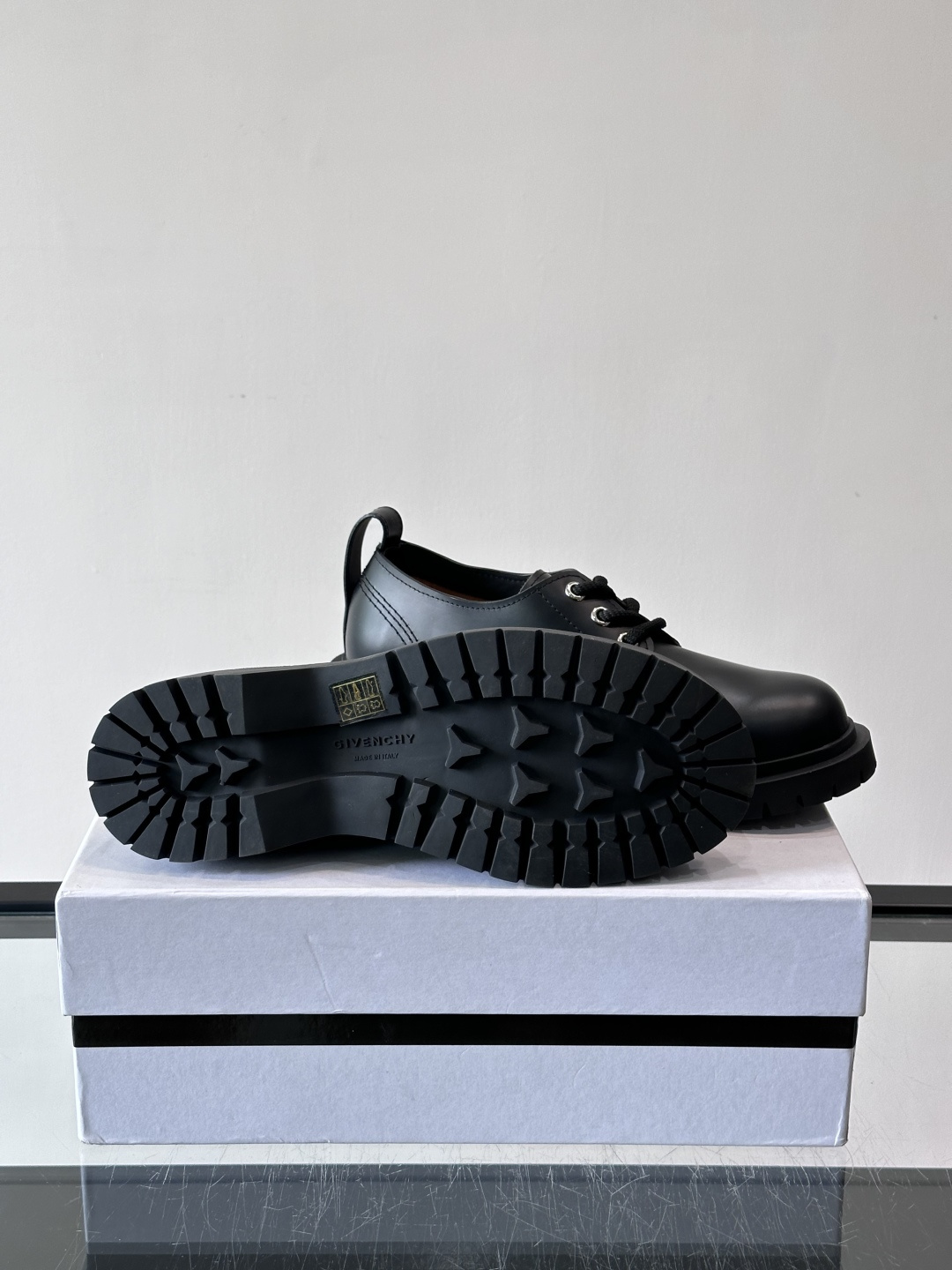 Givenchy 大头德比鞋​​👞纪梵希大头德比鞋，采用牛皮🐮，质感柔软又耐磨，秋冬穿超合适！厚底橡胶设