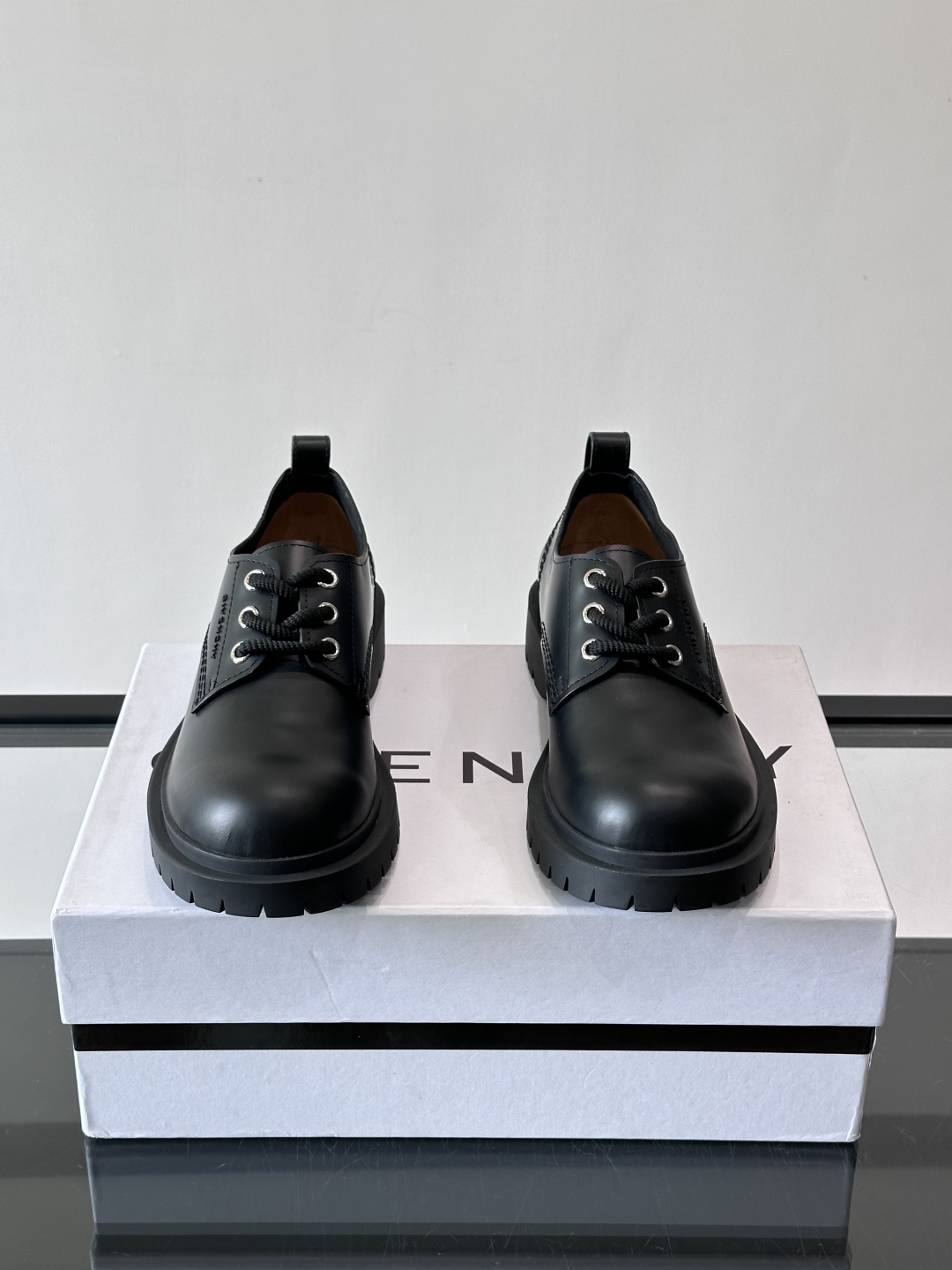 Givenchy 大头德比鞋​​👞纪梵希大头德比鞋，采用牛皮🐮，质感柔软又耐磨，秋冬穿超合适！厚底橡胶设