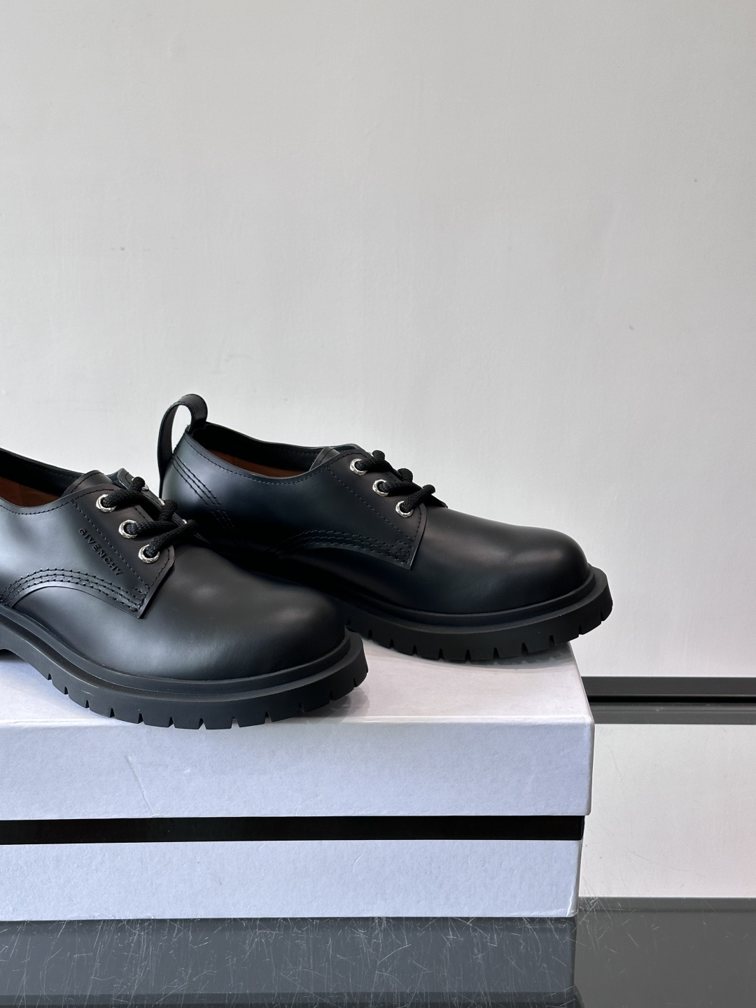 Givenchy 大头德比鞋​​👞纪梵希大头德比鞋，采用牛皮🐮，质感柔软又耐磨，秋冬穿超合适！厚底橡胶设