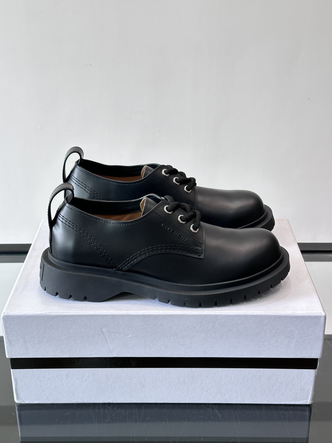Givenchy 大头德比鞋​​👞纪梵希大头德比鞋，采用牛皮🐮，质感柔软又耐磨，秋冬穿超合适！厚底橡胶设