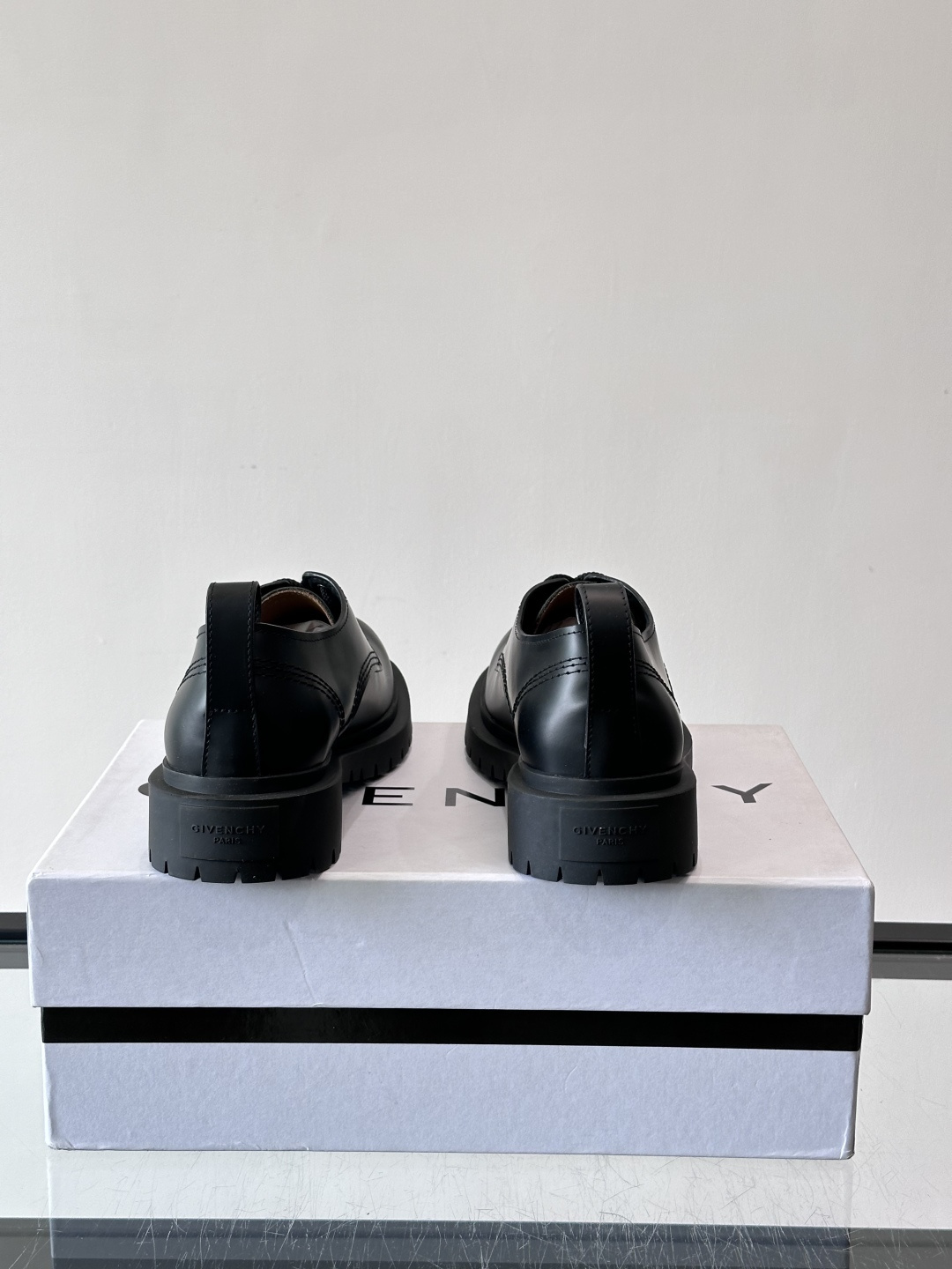 Givenchy 大头德比鞋​​👞纪梵希大头德比鞋，采用牛皮🐮，质感柔软又耐磨，秋冬穿超合适！厚底橡胶设