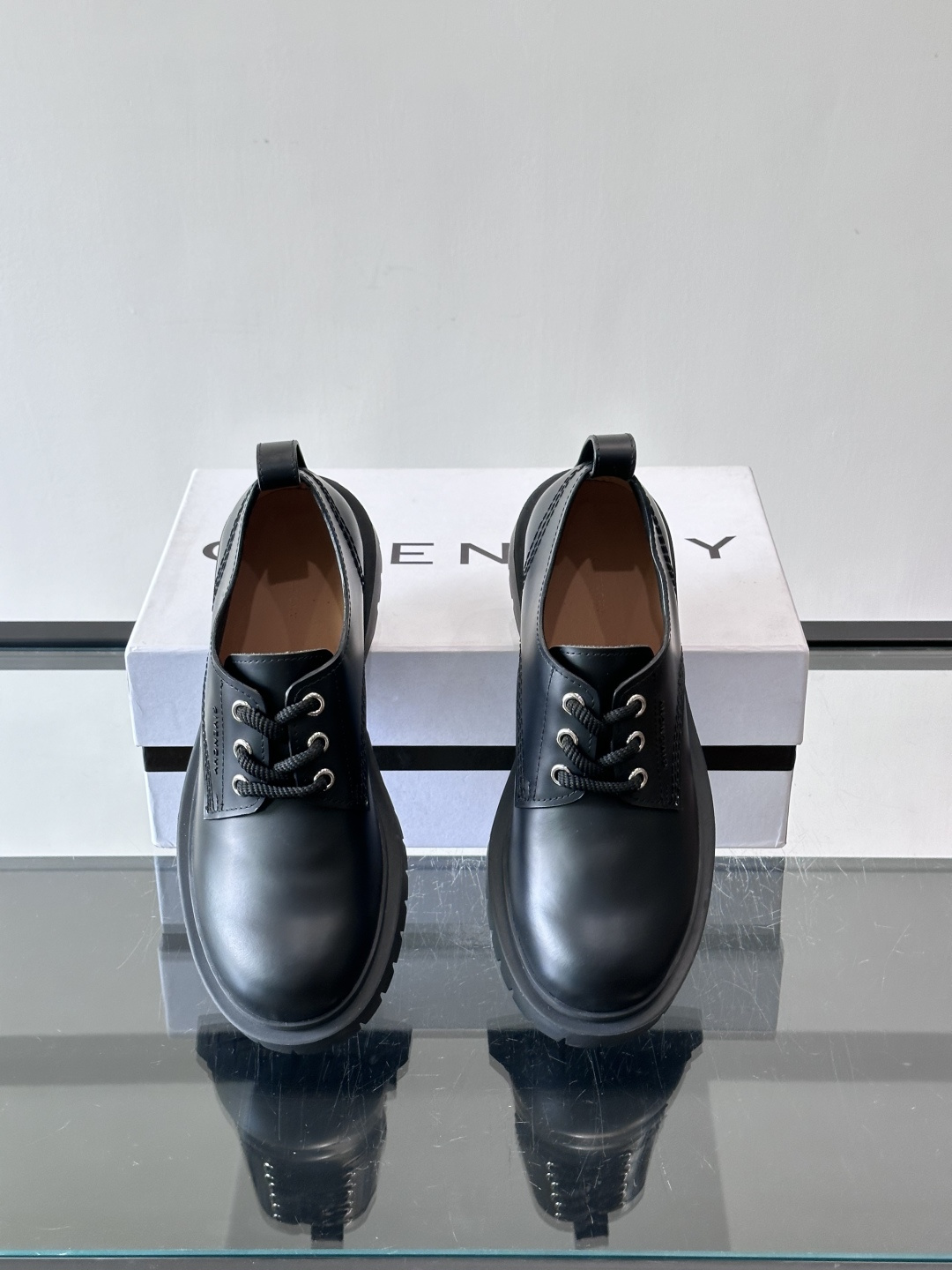 Givenchy 大头德比鞋​​👞纪梵希大头德比鞋，采用牛皮🐮，质感柔软又耐磨，秋冬穿超合适！厚底橡胶设