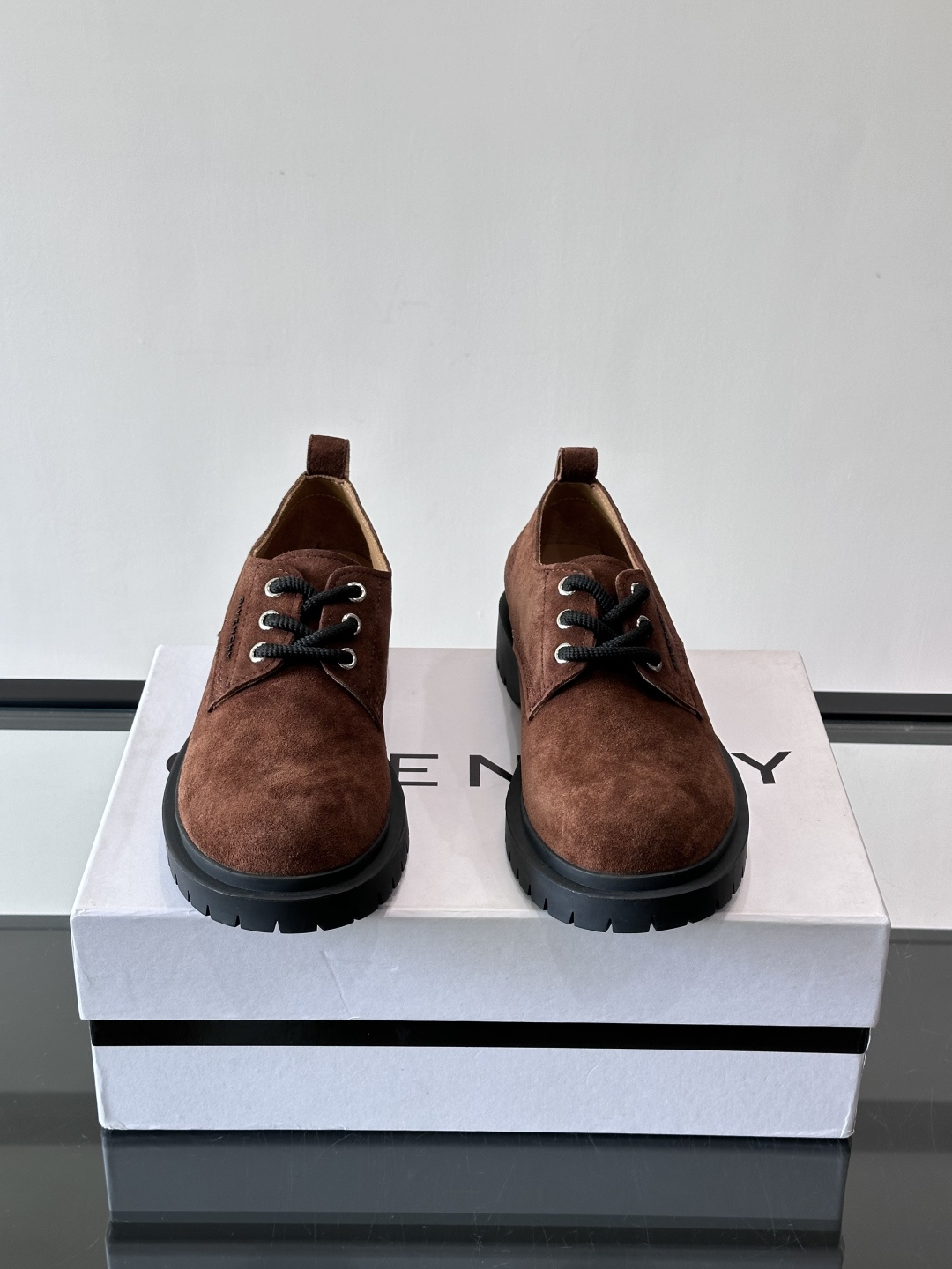 Givenchy 大头德比鞋​​👞纪梵希大头德比鞋，采用牛皮🐮，质感柔软又耐磨，秋冬穿超合适！厚底橡胶设