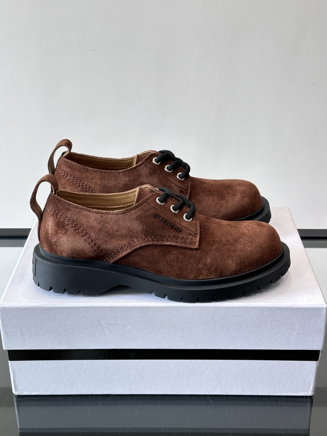 Givenchy 大头德比鞋​​👞纪梵希大头德比鞋，采用牛皮🐮，质感柔软又耐磨，秋冬穿超合适！厚底橡胶设