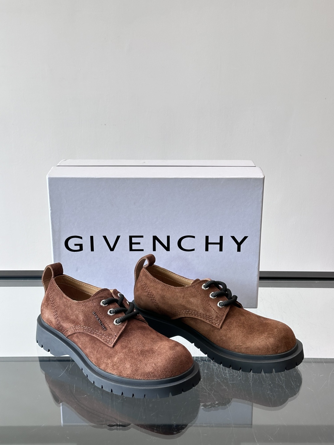 Givenchy 大头德比鞋​​👞纪梵希大头德比鞋，采用牛皮🐮，质感柔软又耐磨，秋冬穿超合适！厚底橡胶设