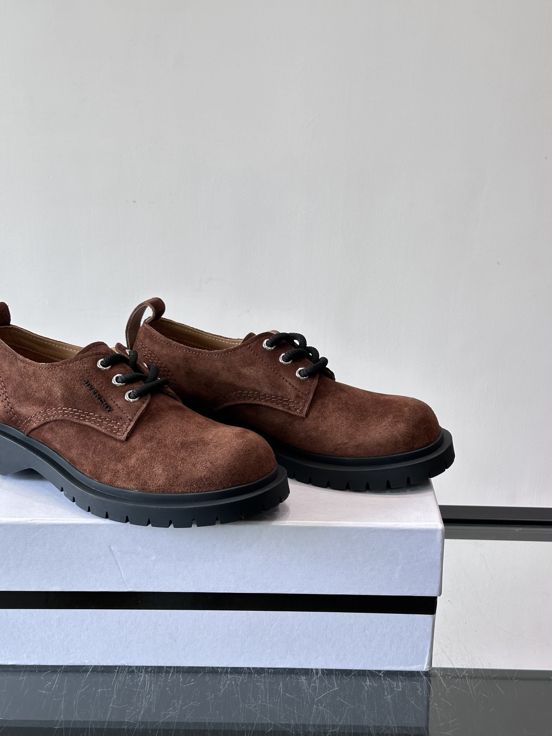 Givenchy 大头德比鞋​​👞纪梵希大头德比鞋，采用牛皮🐮，质感柔软又耐磨，秋冬穿超合适！厚底橡胶设