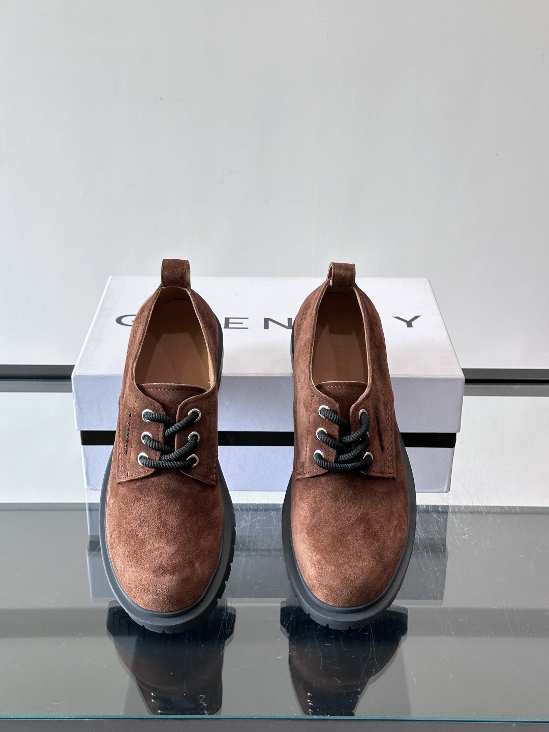 Givenchy 大头德比鞋​​👞纪梵希大头德比鞋，采用牛皮🐮，质感柔软又耐磨，秋冬穿超合适！厚底橡胶设