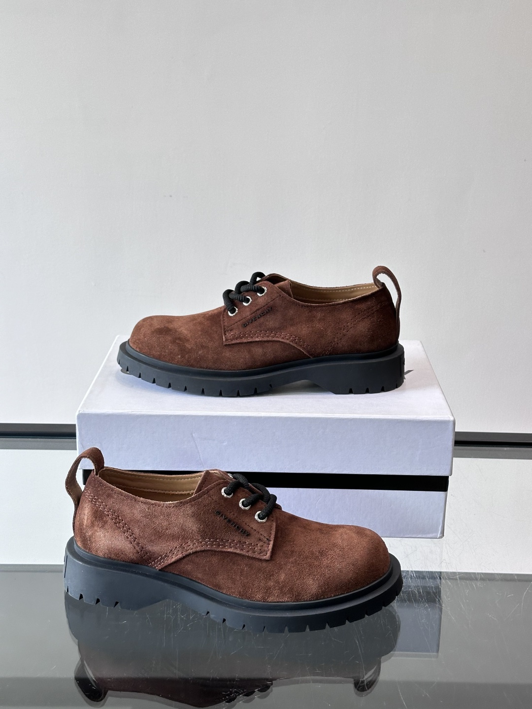 Givenchy 大头德比鞋​​👞纪梵希大头德比鞋，采用牛皮🐮，质感柔软又耐磨，秋冬穿超合适！厚底橡胶设