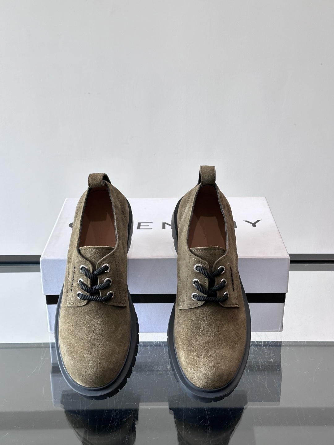 Givenchy 大头德比鞋​​👞纪梵希大头德比鞋，采用牛皮🐮，质感柔软又耐磨，秋冬穿超合适！厚底橡胶设