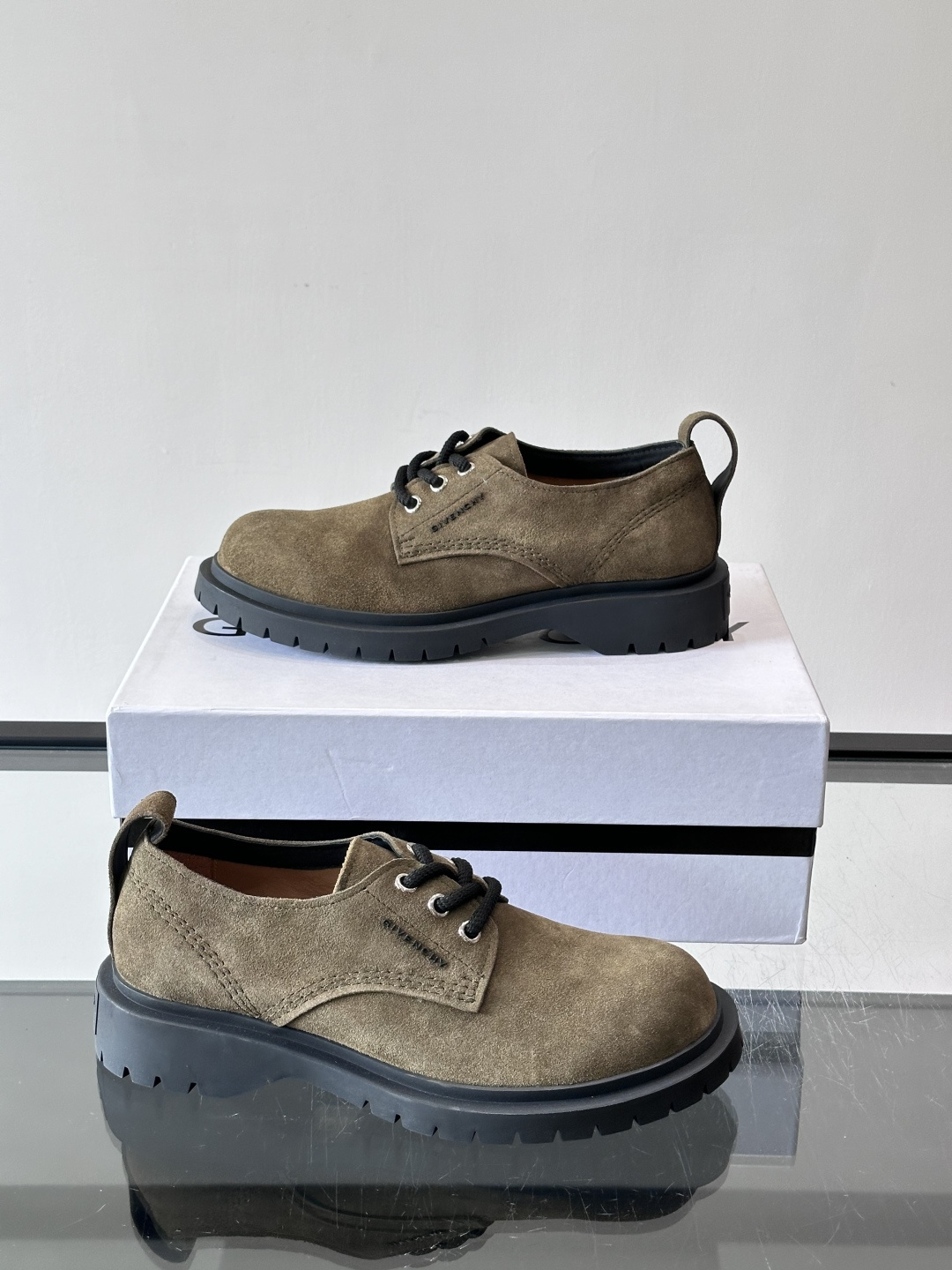 Givenchy 大头德比鞋​​👞纪梵希大头德比鞋，采用牛皮🐮，质感柔软又耐磨，秋冬穿超合适！厚底橡胶设