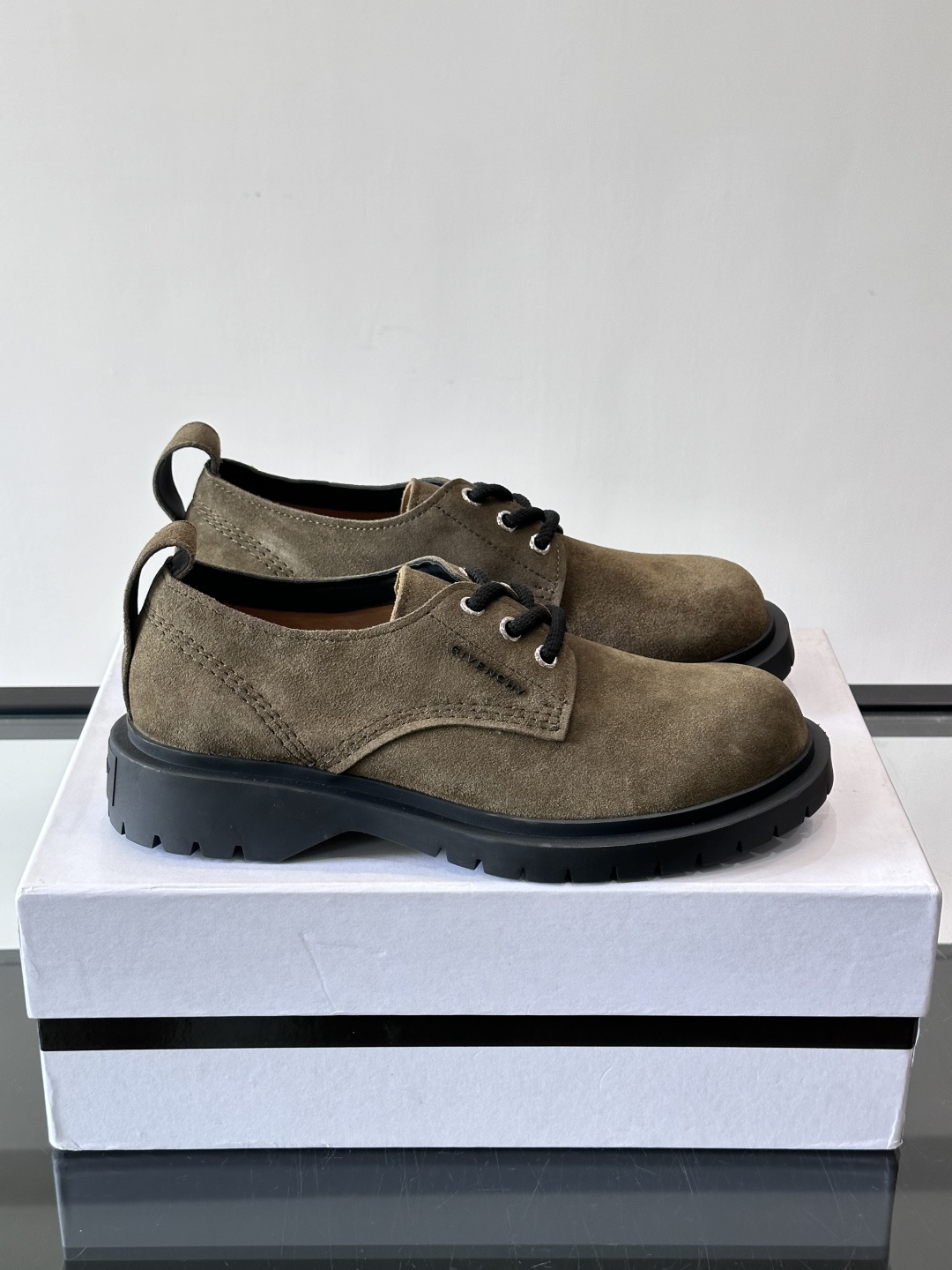 Givenchy 大头德比鞋​​👞纪梵希大头德比鞋，采用牛皮🐮，质感柔软又耐磨，秋冬穿超合适！厚底橡胶设