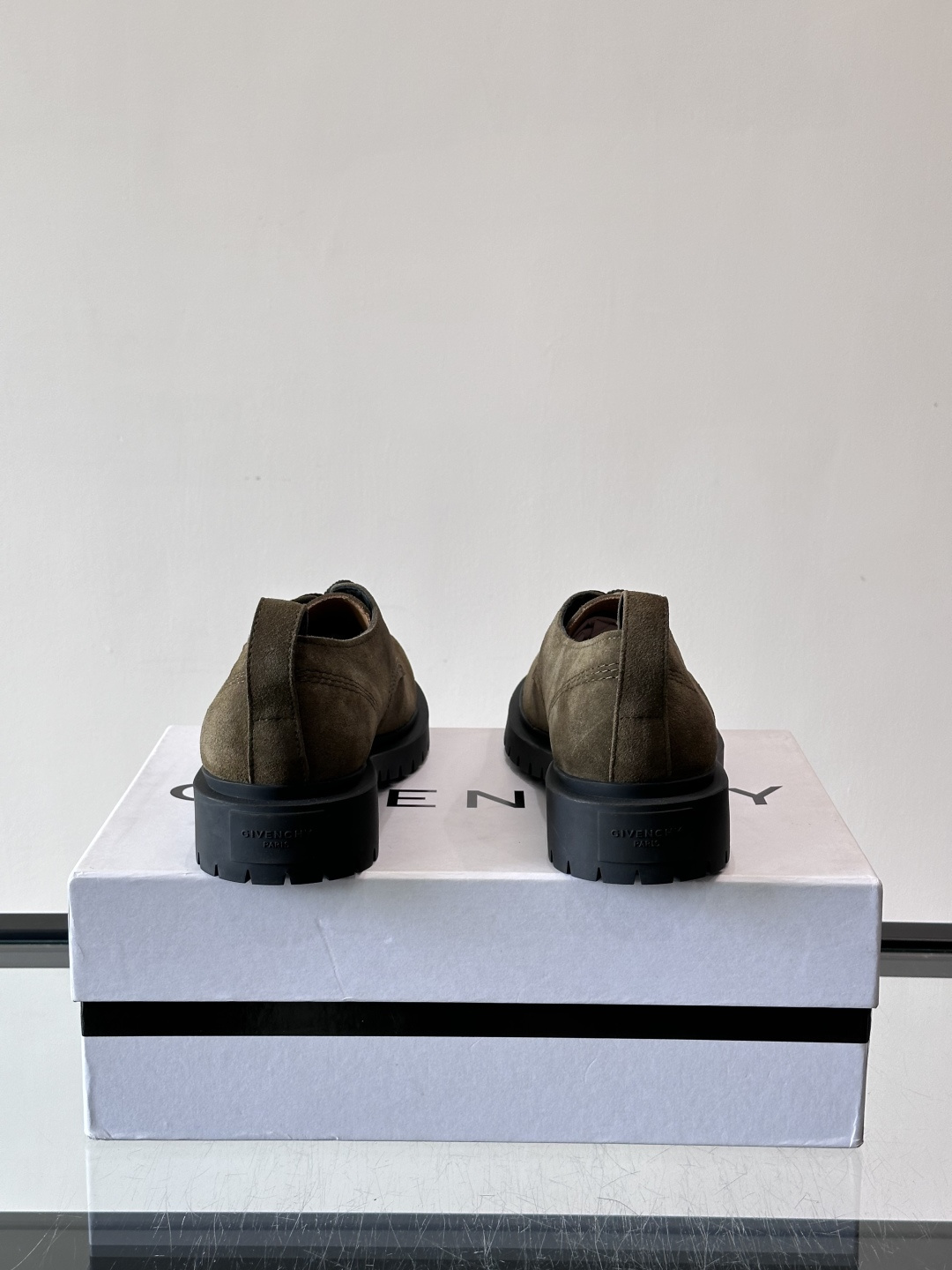 Givenchy 大头德比鞋​​👞纪梵希大头德比鞋，采用牛皮🐮，质感柔软又耐磨，秋冬穿超合适！厚底橡胶设