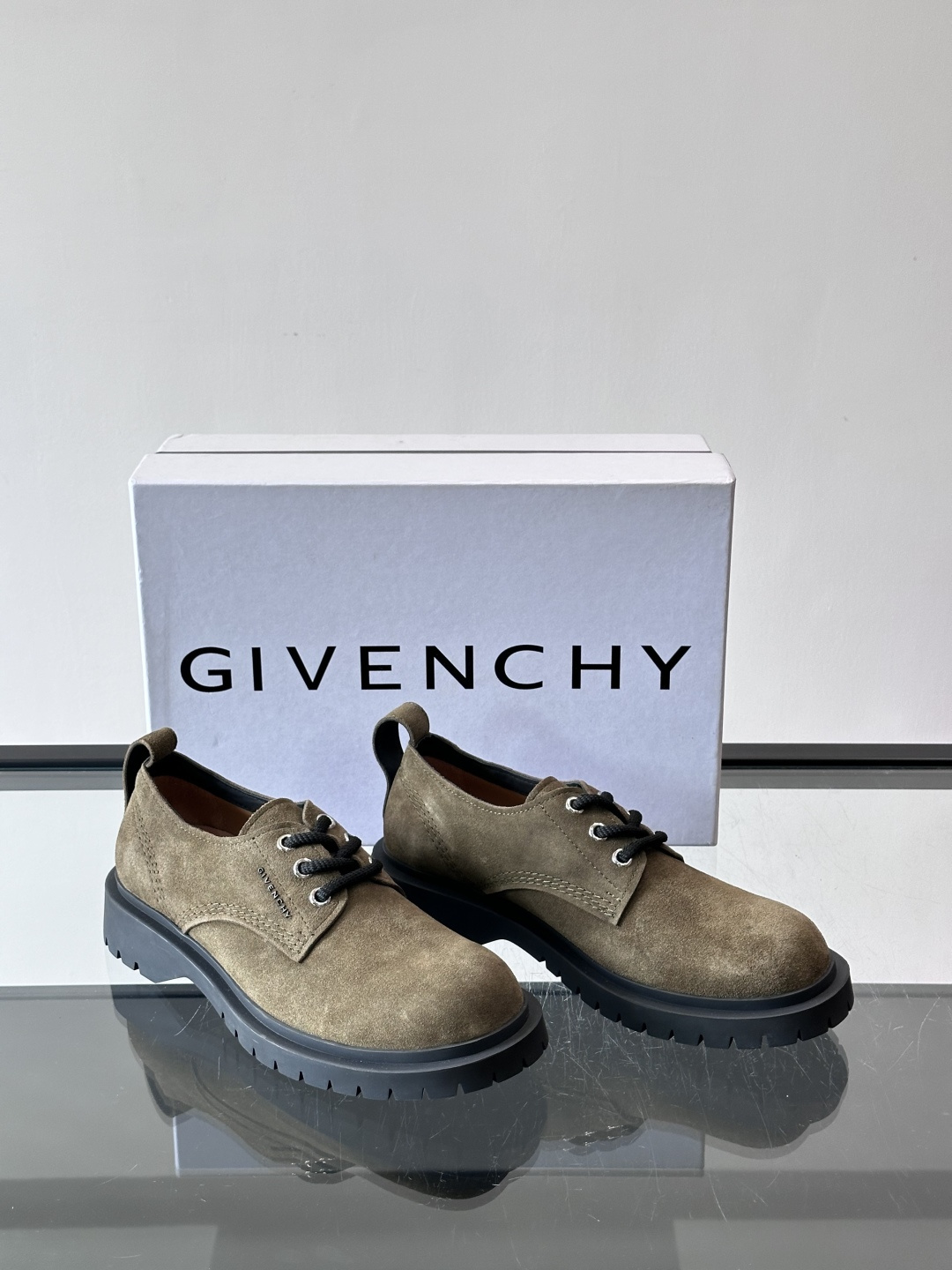 Givenchy 大头德比鞋​​👞纪梵希大头德比鞋，采用牛皮🐮，质感柔软又耐磨，秋冬穿超合适！厚底橡胶设