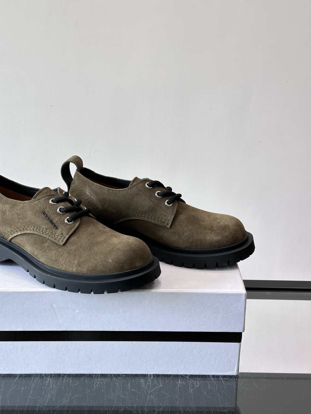 Givenchy 大头德比鞋​​👞纪梵希大头德比鞋，采用牛皮🐮，质感柔软又耐磨，秋冬穿超合适！厚底橡胶设