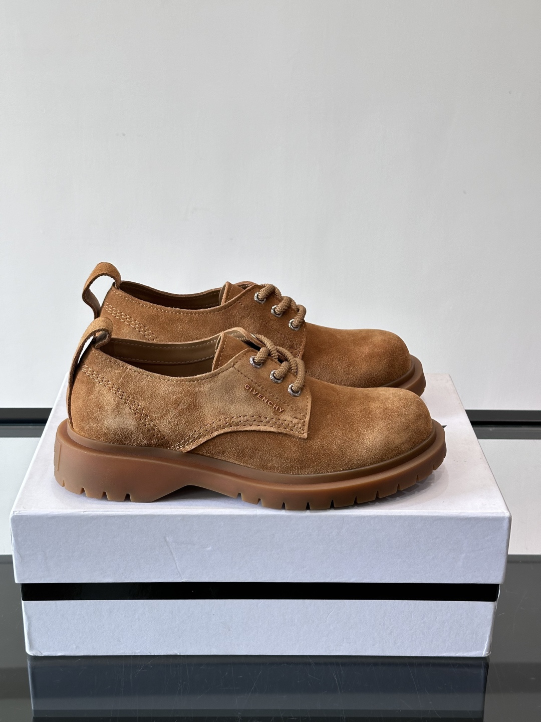 Givenchy 大头德比鞋​​👞纪梵希大头德比鞋，采用牛皮🐮，质感柔软又耐磨，秋冬穿超合适！厚底橡胶设