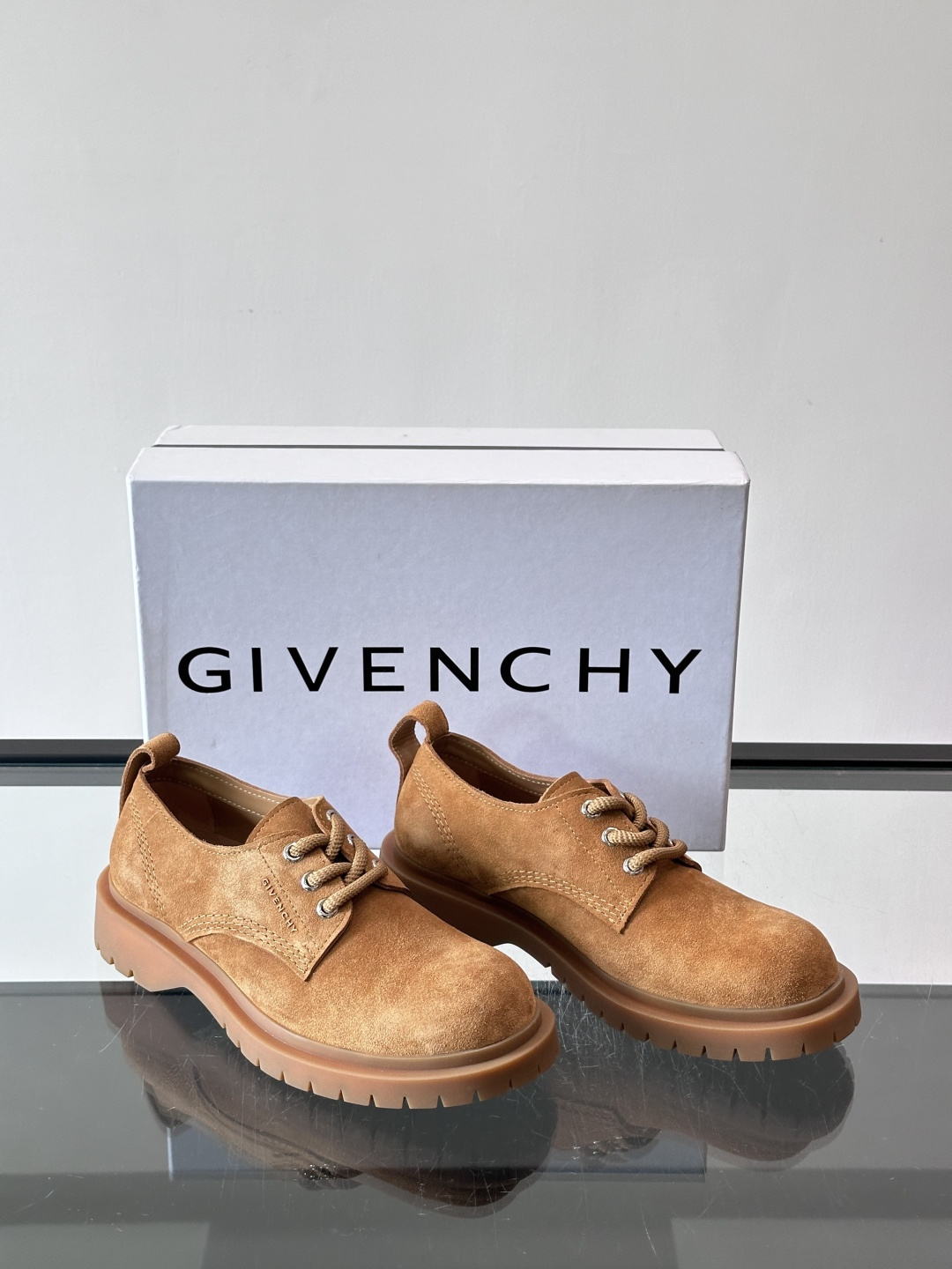 Givenchy 大头德比鞋​​👞纪梵希大头德比鞋，采用牛皮🐮，质感柔软又耐磨，秋冬穿超合适！厚底橡胶设