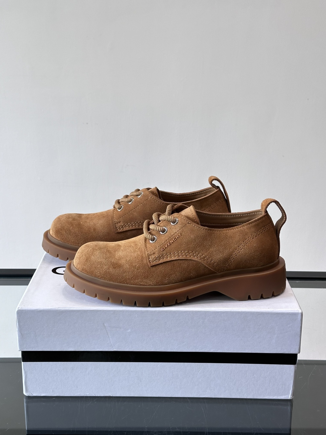 Givenchy 大头德比鞋​​👞纪梵希大头德比鞋，采用牛皮🐮，质感柔软又耐磨，秋冬穿超合适！厚底橡胶设