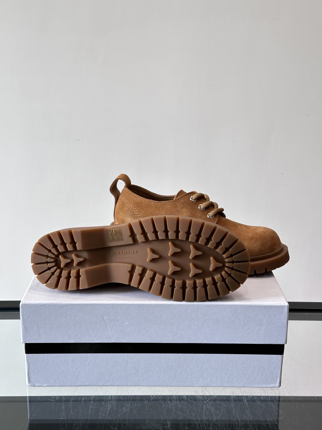 Givenchy 大头德比鞋​​👞纪梵希大头德比鞋，采用牛皮🐮，质感柔软又耐磨，秋冬穿超合适！厚底橡胶设