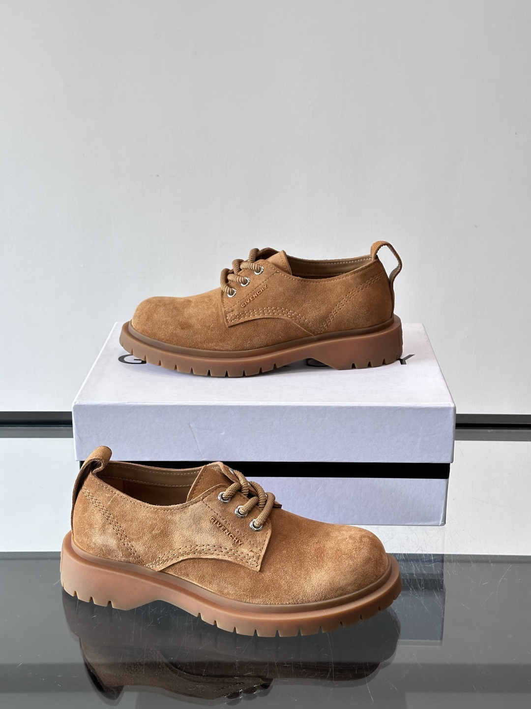 Givenchy 大头德比鞋​​👞纪梵希大头德比鞋，采用牛皮🐮，质感柔软又耐磨，秋冬穿超合适！厚底橡胶设