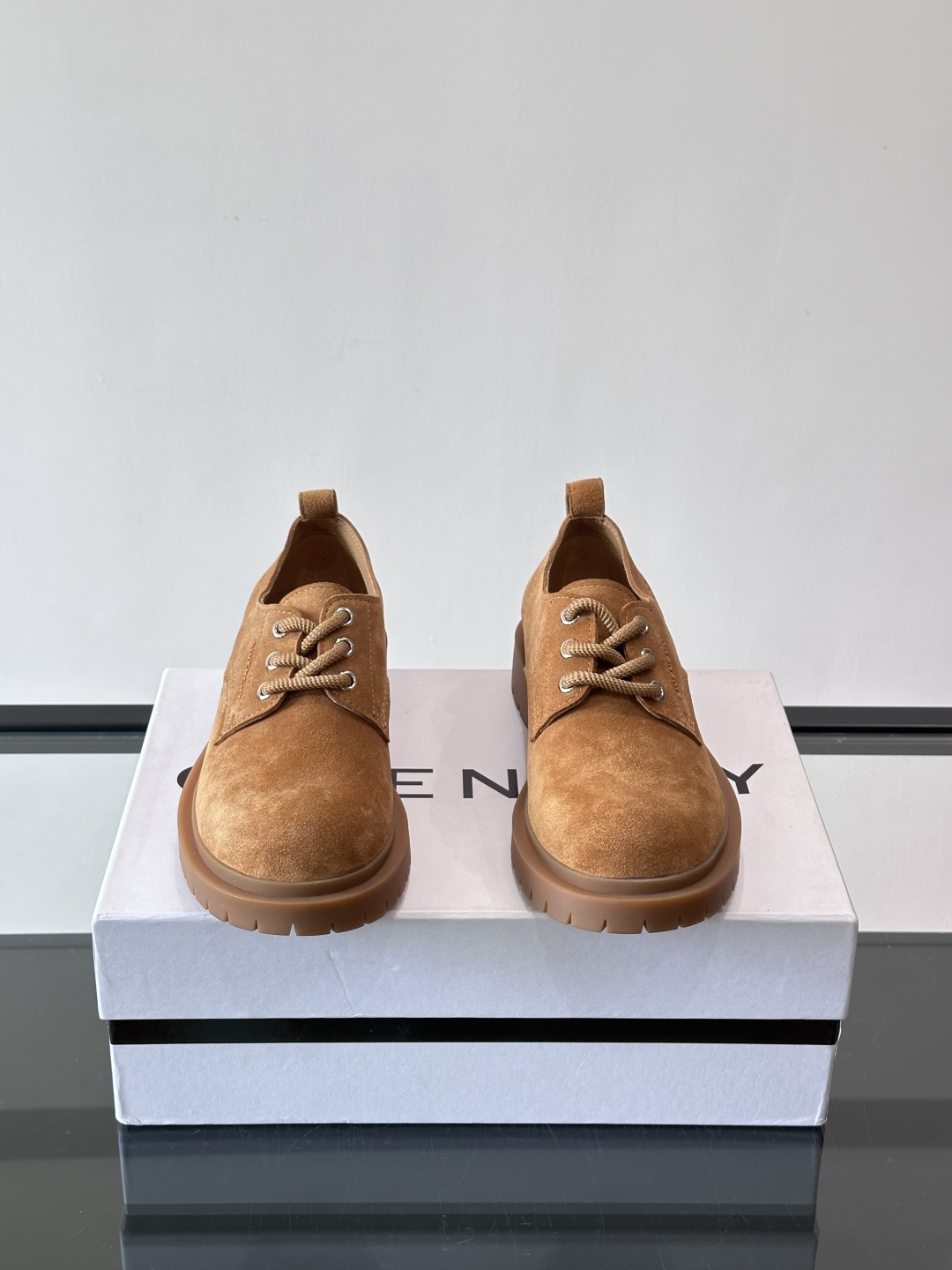 Givenchy 大头德比鞋​​👞纪梵希大头德比鞋，采用牛皮🐮，质感柔软又耐磨，秋冬穿超合适！厚底橡胶设