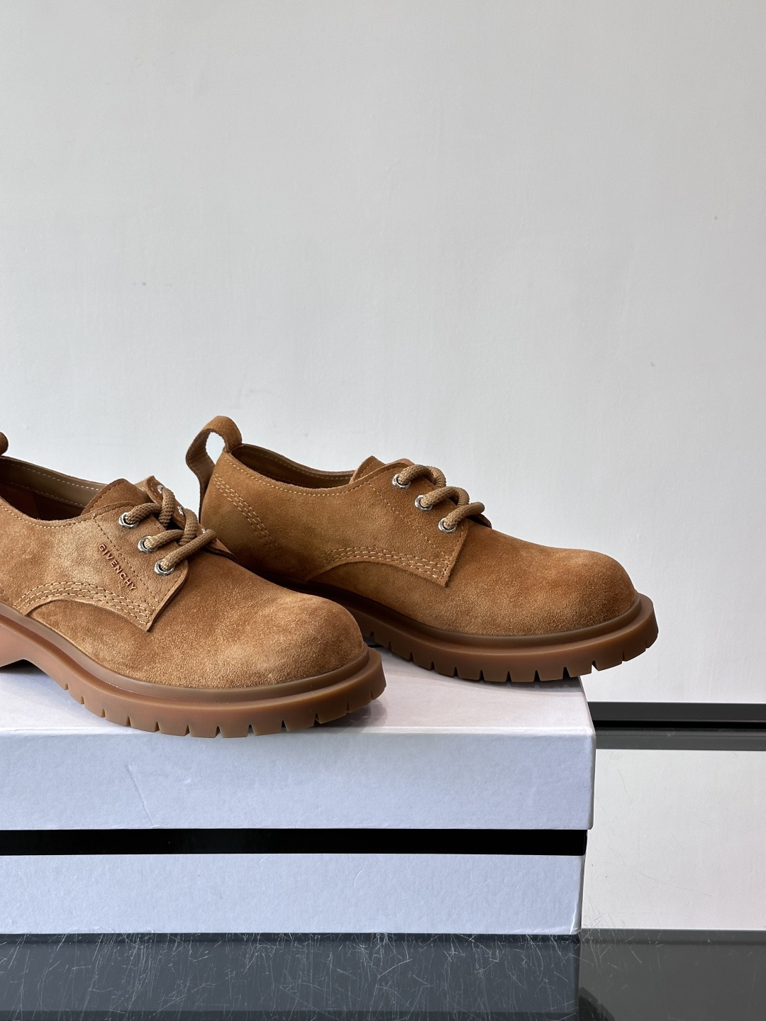 Givenchy 大头德比鞋​​👞纪梵希大头德比鞋，采用牛皮🐮，质感柔软又耐磨，秋冬穿超合适！厚底橡胶设