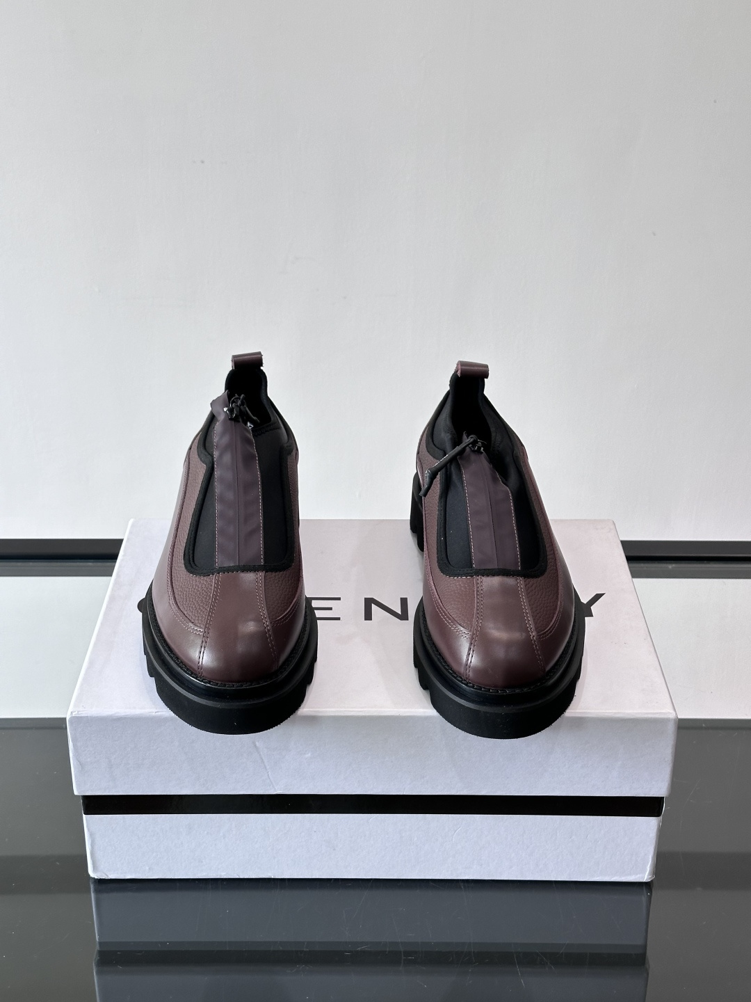 👞G纪梵希这款厚底一脚蹬小皮鞋，采用粒面皮革+黑色织物拼接，简约又有层次感。锯齿状厚底设计，增高同时超有