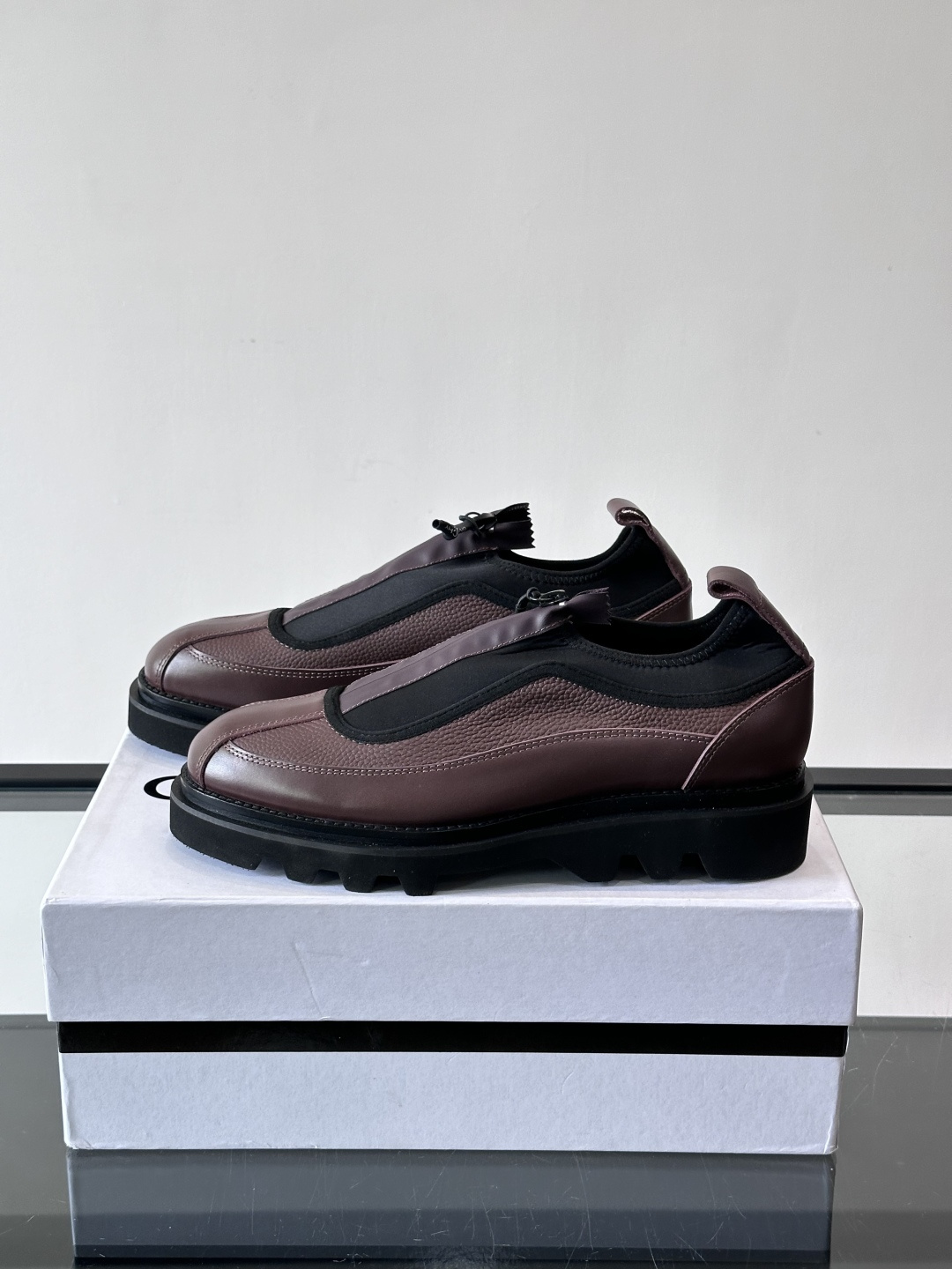 👞G纪梵希这款厚底一脚蹬小皮鞋，采用粒面皮革+黑色织物拼接，简约又有层次感。锯齿状厚底设计，增高同时超有