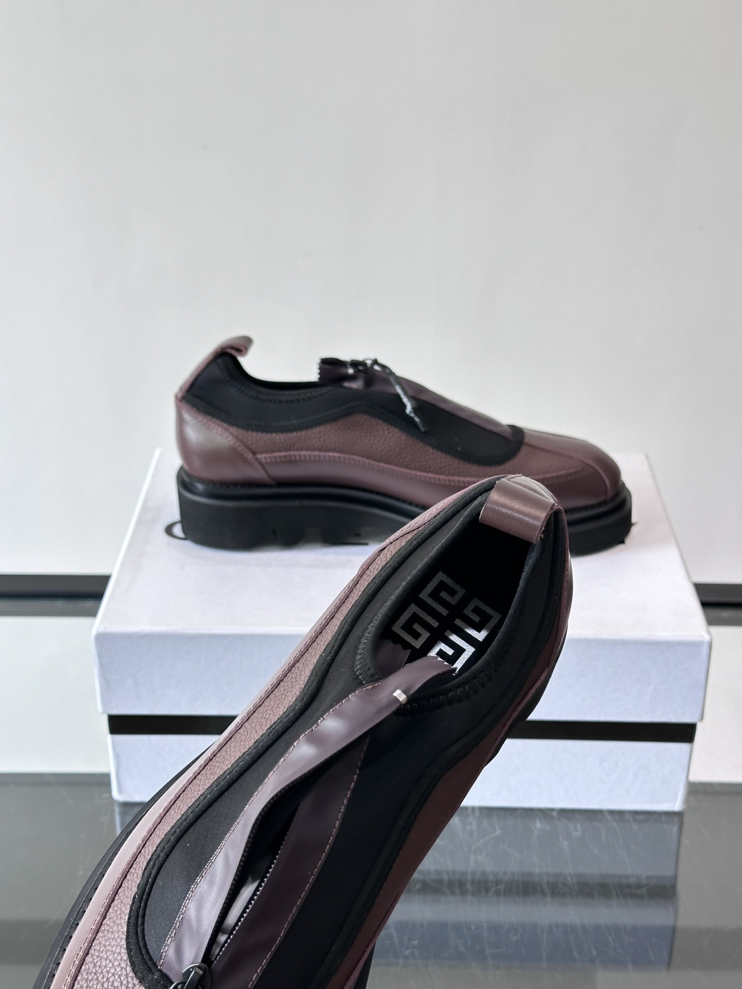 👞G纪梵希这款厚底一脚蹬小皮鞋，采用粒面皮革+黑色织物拼接，简约又有层次感。锯齿状厚底设计，增高同时超有