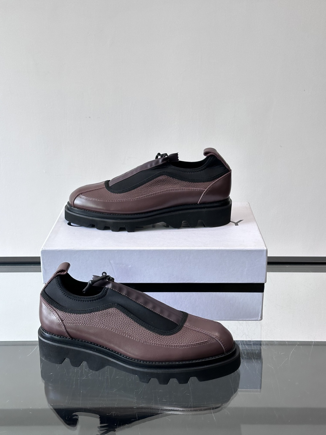 👞G纪梵希这款厚底一脚蹬小皮鞋，采用粒面皮革+黑色织物拼接，简约又有层次感。锯齿状厚底设计，增高同时超有