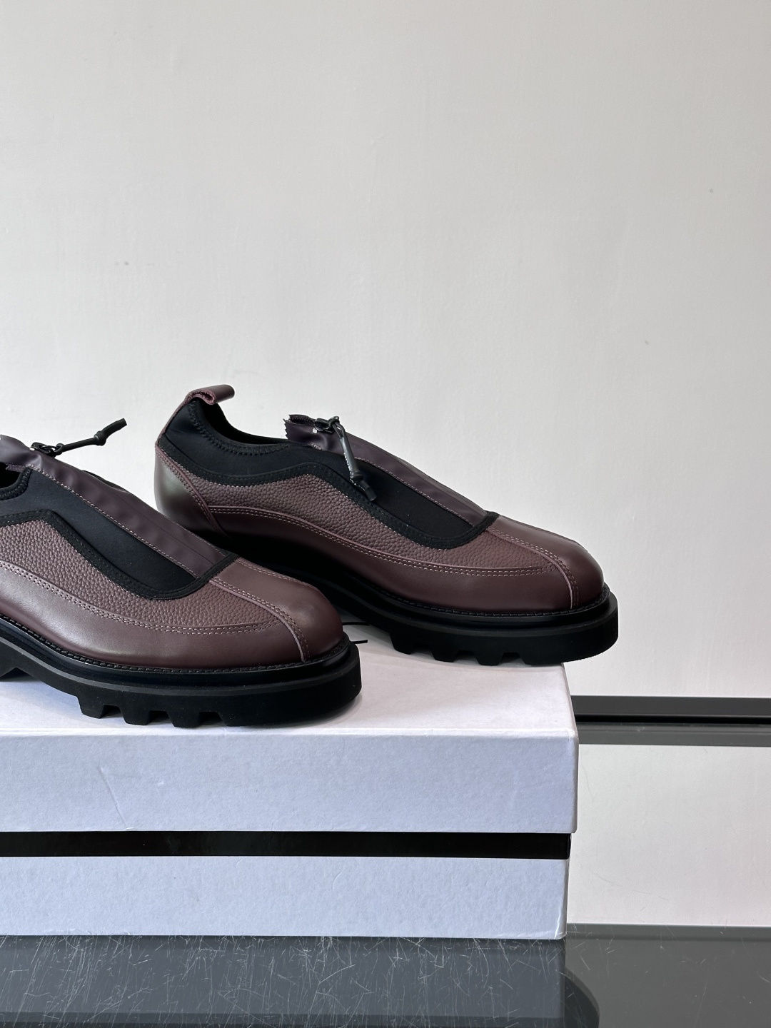 👞G纪梵希这款厚底一脚蹬小皮鞋，采用粒面皮革+黑色织物拼接，简约又有层次感。锯齿状厚底设计，增高同时超有