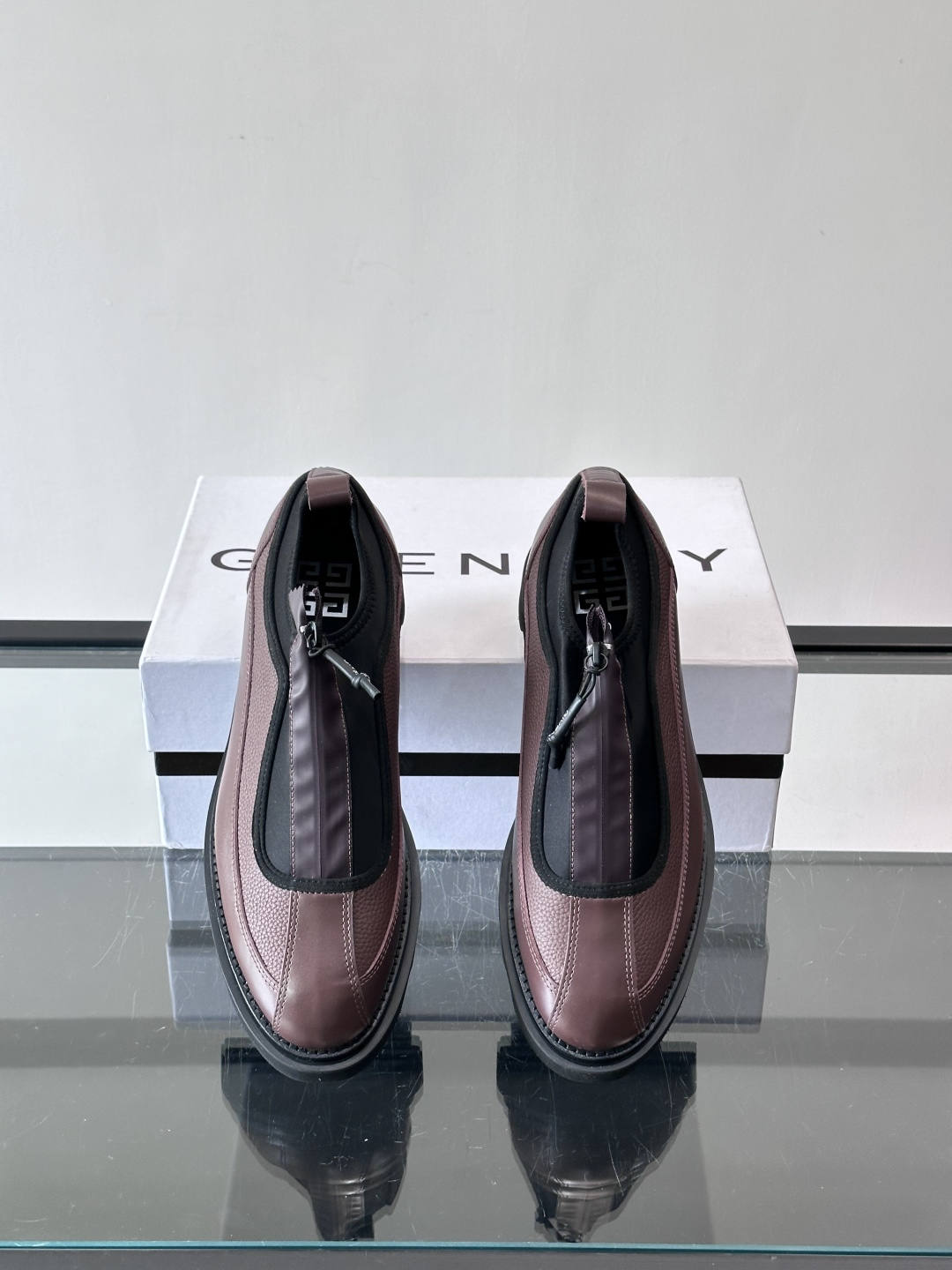 👞G纪梵希这款厚底一脚蹬小皮鞋，采用粒面皮革+黑色织物拼接，简约又有层次感。锯齿状厚底设计，增高同时超有