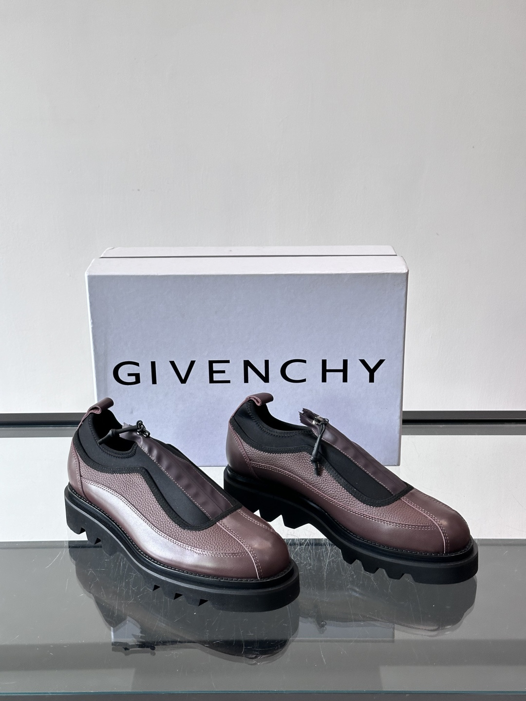 👞G纪梵希这款厚底一脚蹬小皮鞋，采用粒面皮革+黑色织物拼接，简约又有层次感。锯齿状厚底设计，增高同时超有