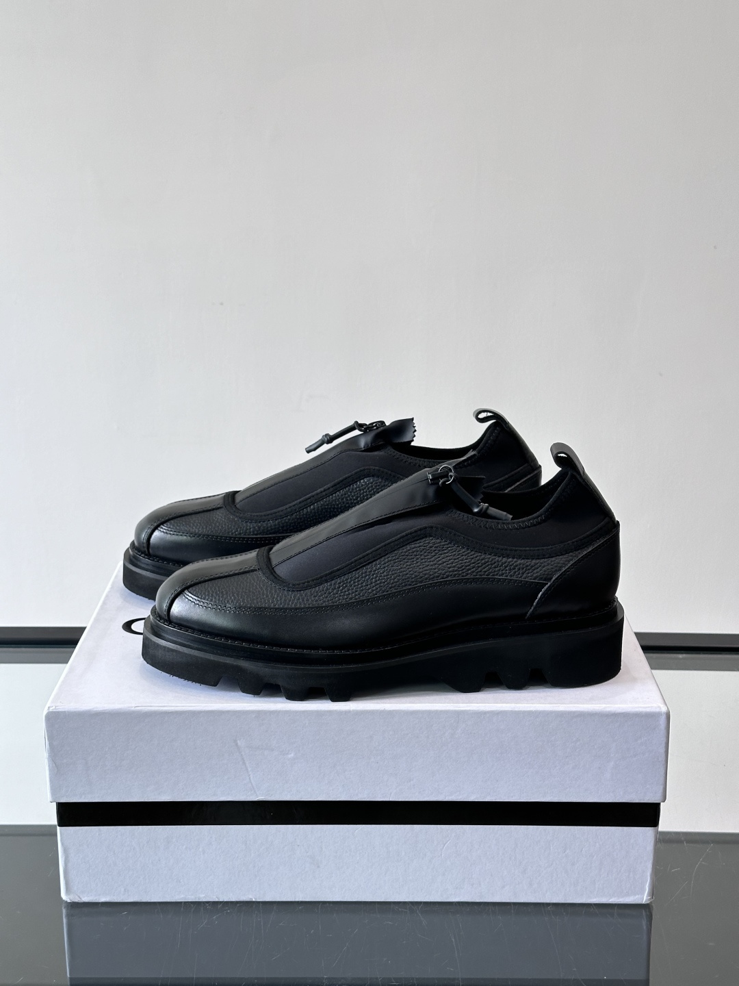 👞G纪梵希这款厚底一脚蹬小皮鞋，采用粒面皮革+黑色织物拼接，简约又有层次感。锯齿状厚底设计，增高同时超有