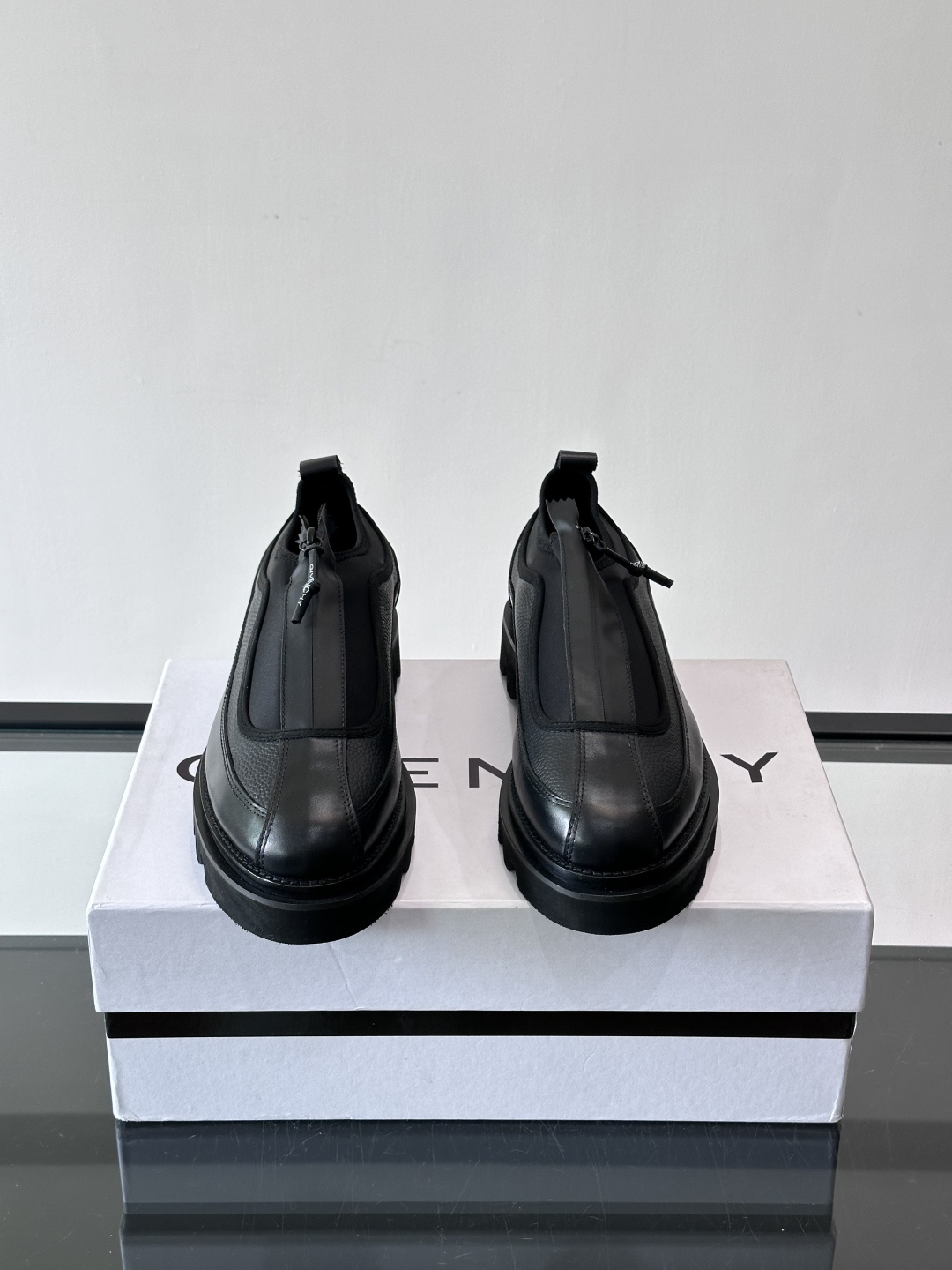 👞G纪梵希这款厚底一脚蹬小皮鞋，采用粒面皮革+黑色织物拼接，简约又有层次感。锯齿状厚底设计，增高同时超有