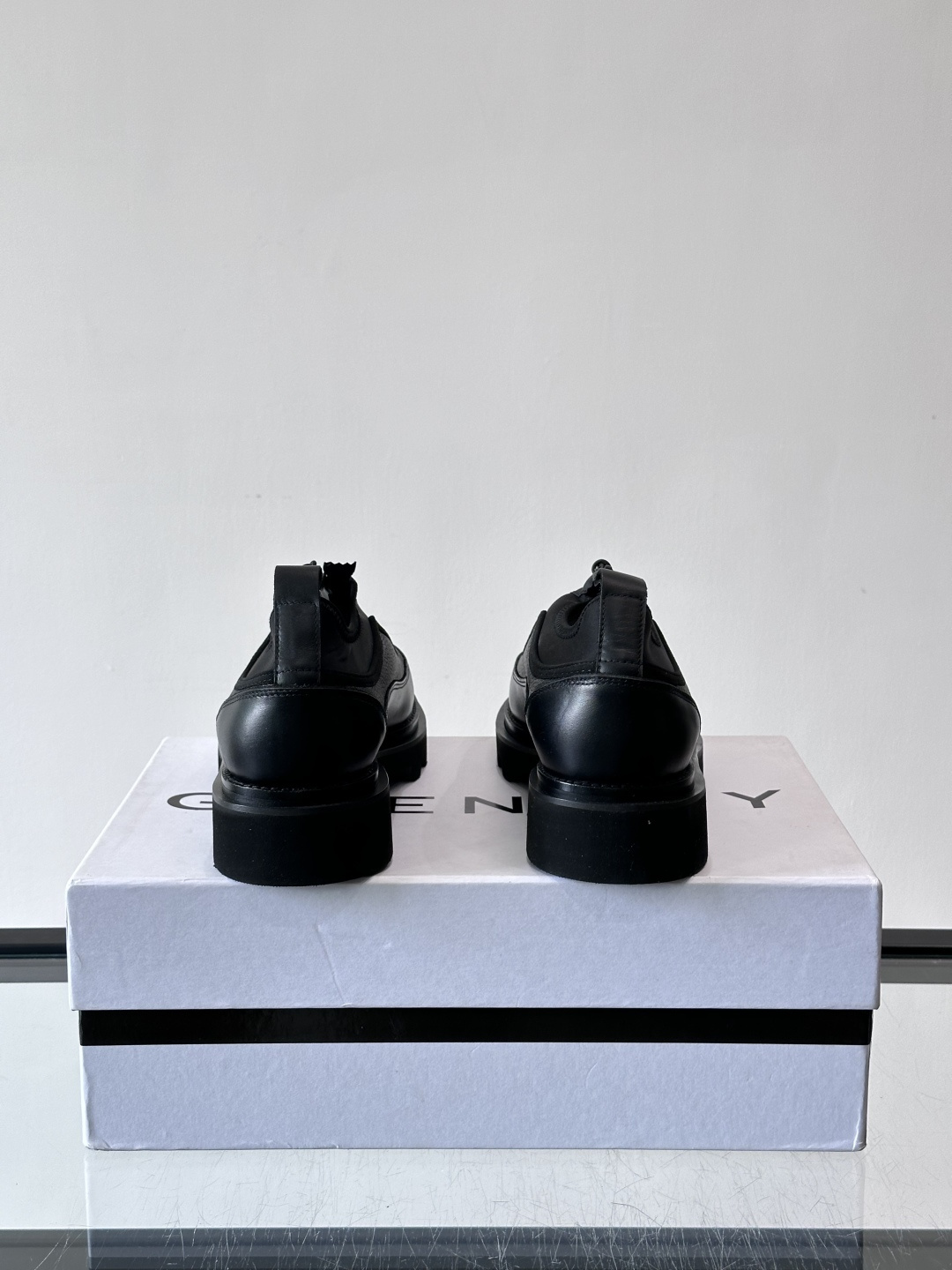 👞G纪梵希这款厚底一脚蹬小皮鞋，采用粒面皮革+黑色织物拼接，简约又有层次感。锯齿状厚底设计，增高同时超有