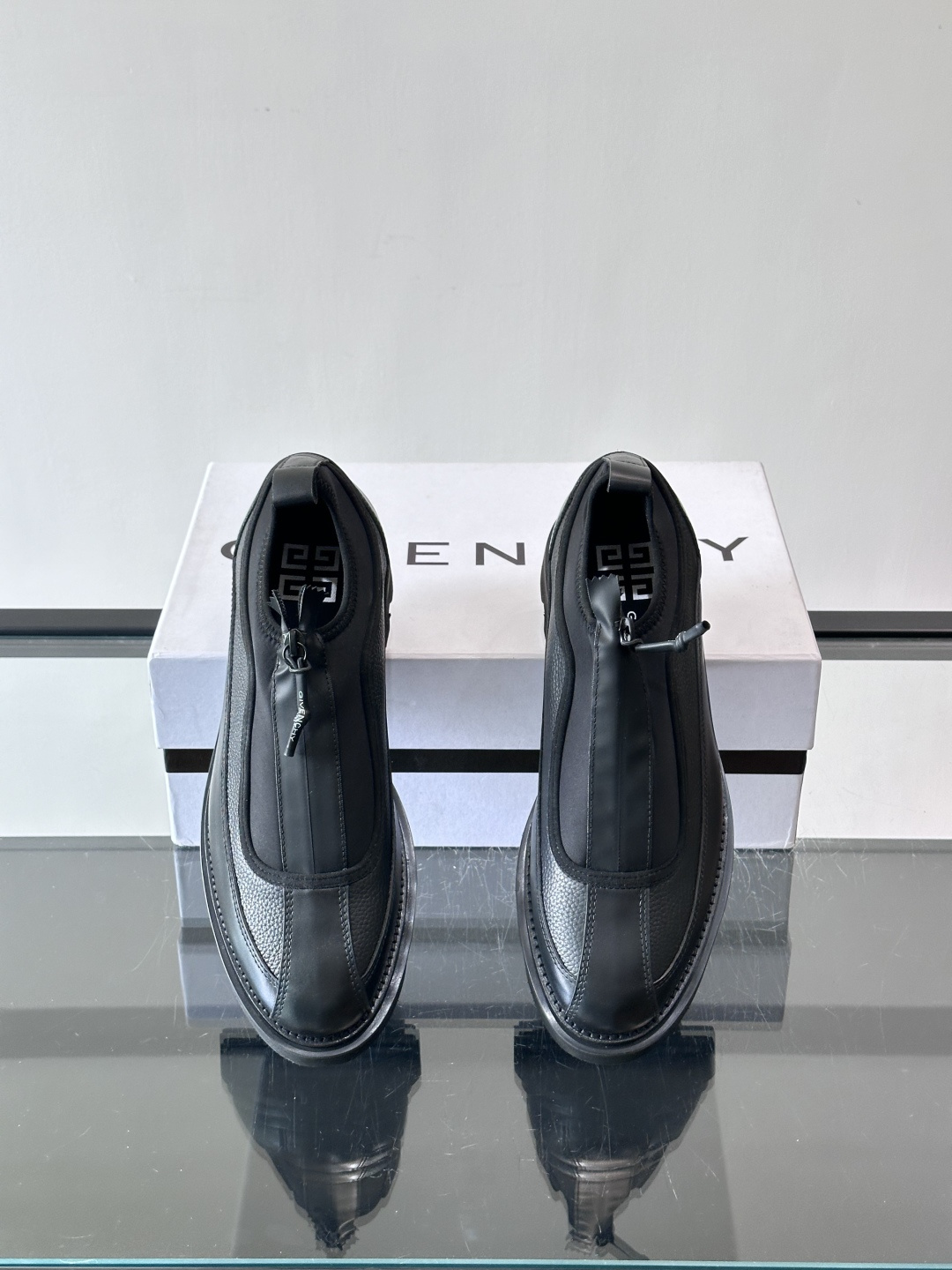 👞G纪梵希这款厚底一脚蹬小皮鞋，采用粒面皮革+黑色织物拼接，简约又有层次感。锯齿状厚底设计，增高同时超有