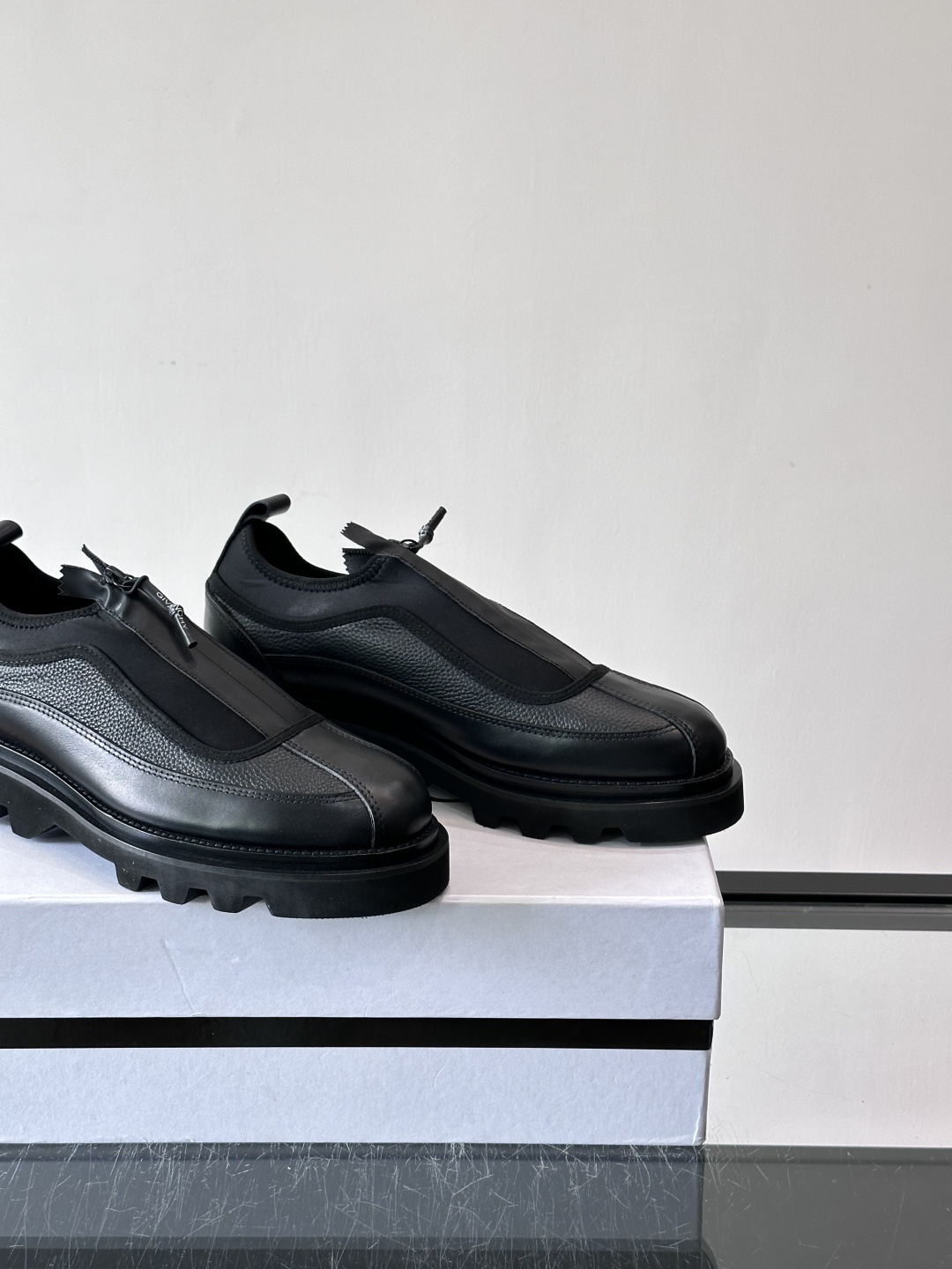 👞G纪梵希这款厚底一脚蹬小皮鞋，采用粒面皮革+黑色织物拼接，简约又有层次感。锯齿状厚底设计，增高同时超有