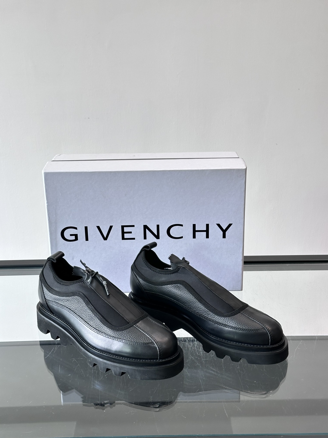 👞G纪梵希这款厚底一脚蹬小皮鞋，采用粒面皮革+黑色织物拼接，简约又有层次感。锯齿状厚底设计，增高同时超有