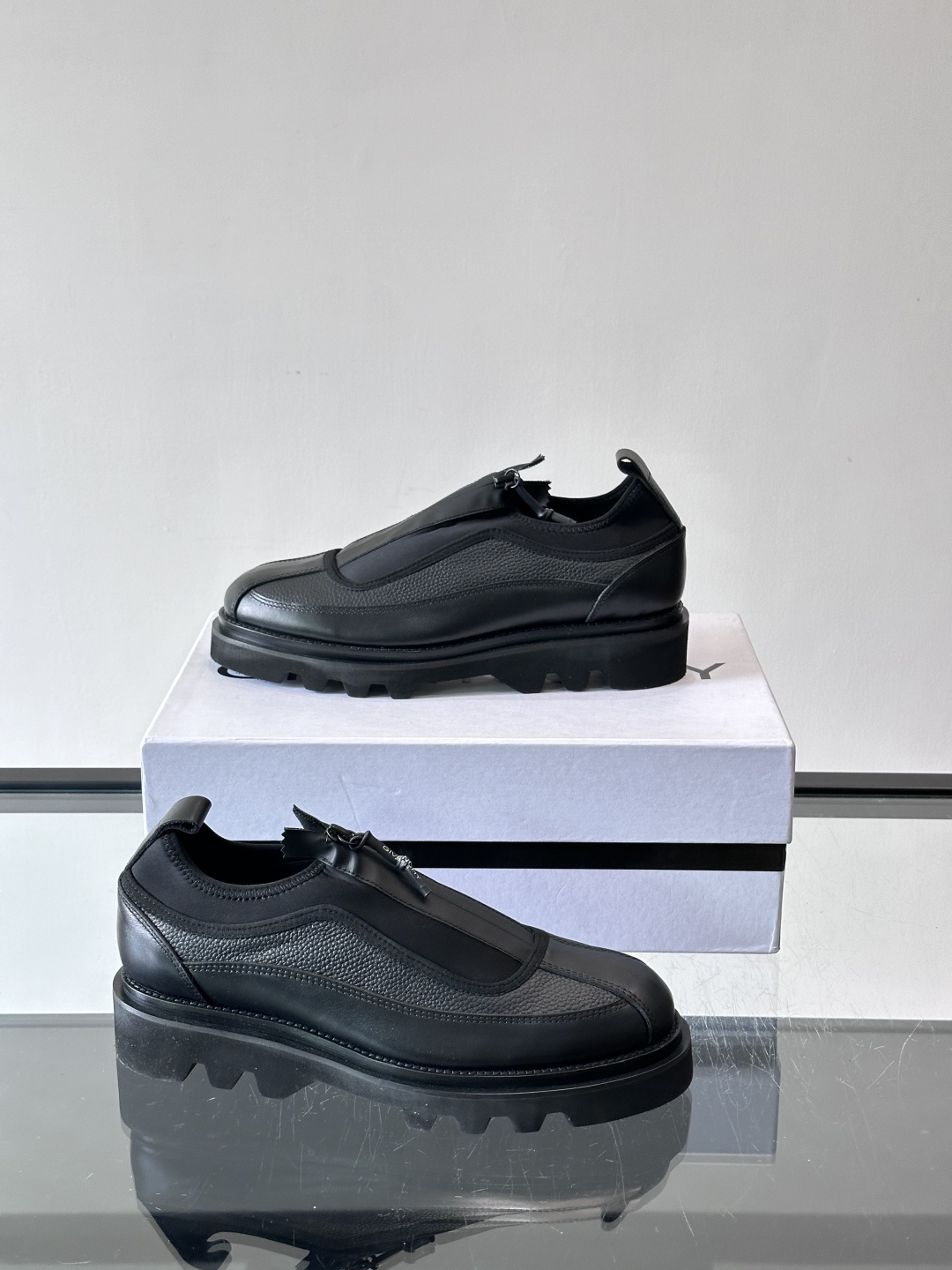 👞G纪梵希这款厚底一脚蹬小皮鞋，采用粒面皮革+黑色织物拼接，简约又有层次感。锯齿状厚底设计，增高同时超有