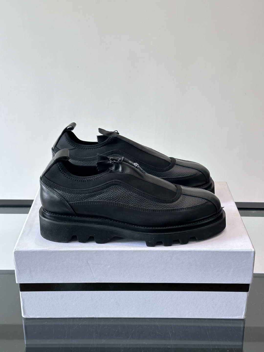 👞G纪梵希这款厚底一脚蹬小皮鞋，采用粒面皮革+黑色织物拼接，简约又有层次感。锯齿状厚底设计，增高同时超有