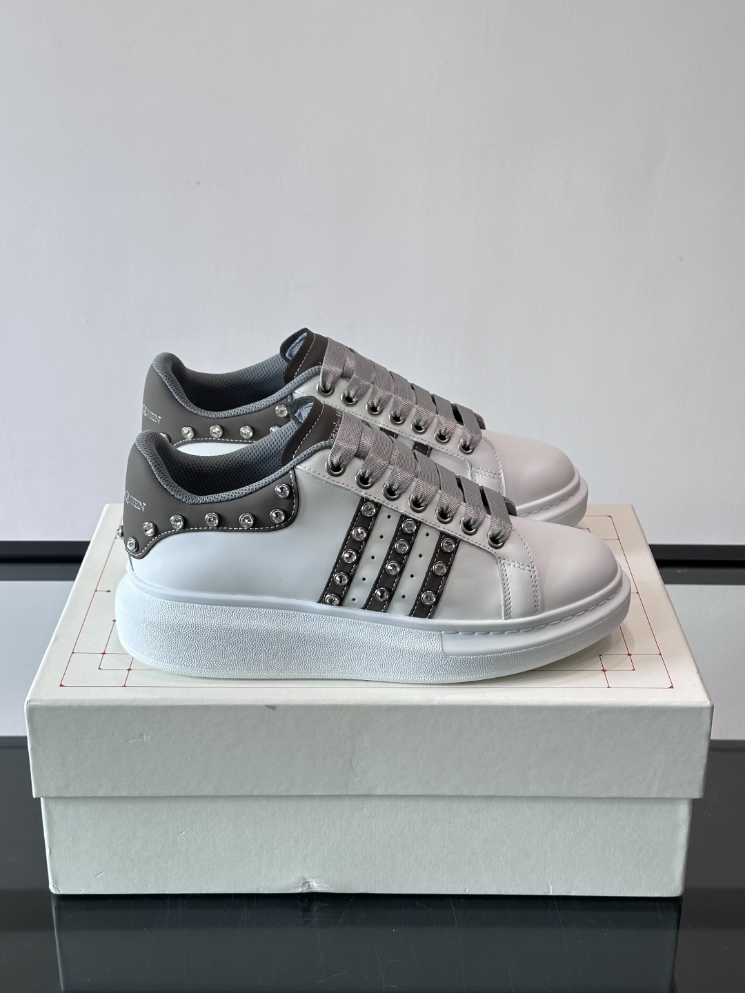 👟Alexander McQueen铆钉小白鞋，经典低帮板鞋设计，白色皮革+灰色拼接，金属铆钉点缀，朋克