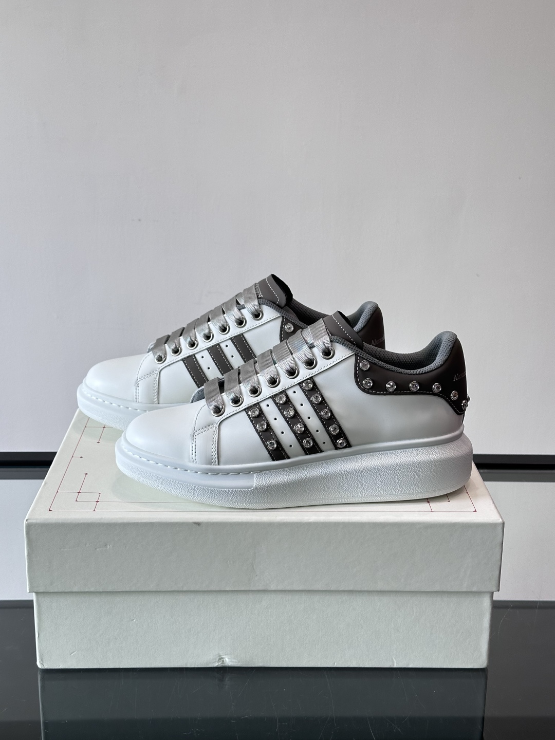 👟Alexander McQueen铆钉小白鞋，经典低帮板鞋设计，白色皮革+灰色拼接，金属铆钉点缀，朋克