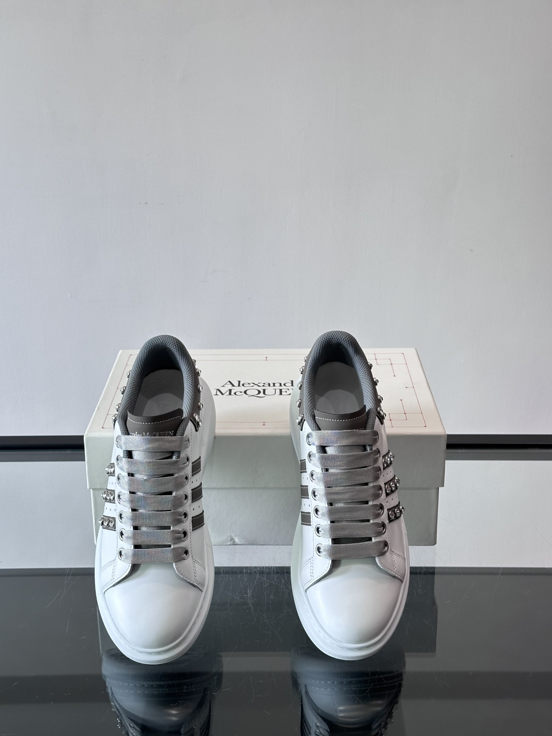 👟Alexander McQueen铆钉小白鞋，经典低帮板鞋设计，白色皮革+灰色拼接，金属铆钉点缀，朋克