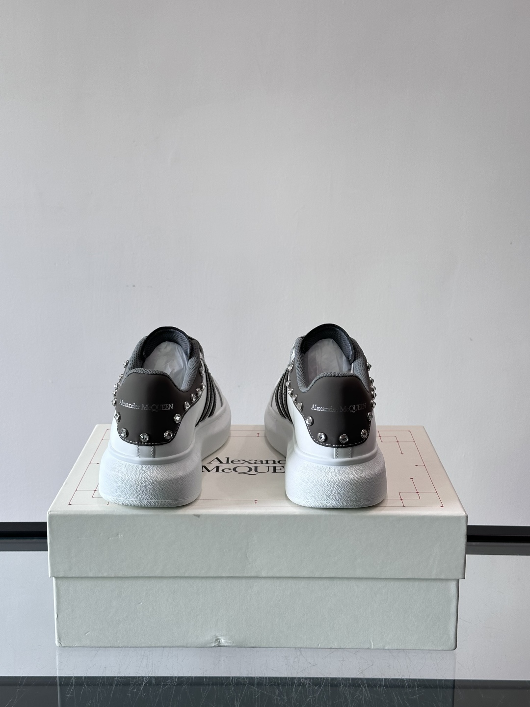 👟Alexander McQueen铆钉小白鞋，经典低帮板鞋设计，白色皮革+灰色拼接，金属铆钉点缀，朋克