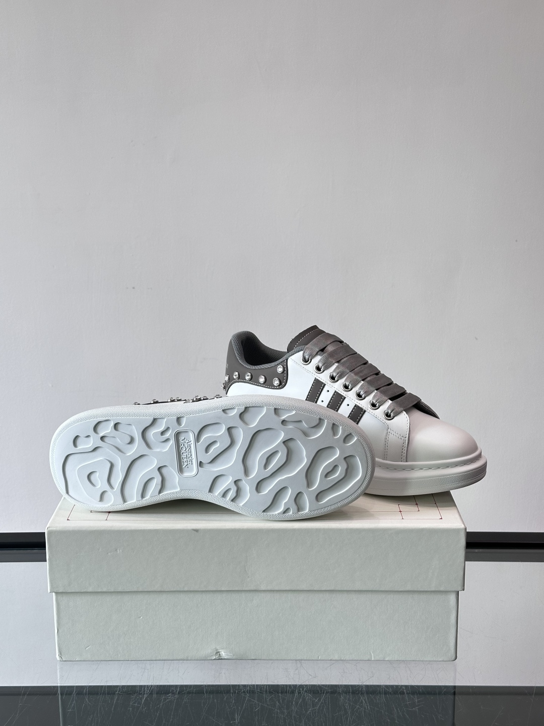 👟Alexander McQueen铆钉小白鞋，经典低帮板鞋设计，白色皮革+灰色拼接，金属铆钉点缀，朋克