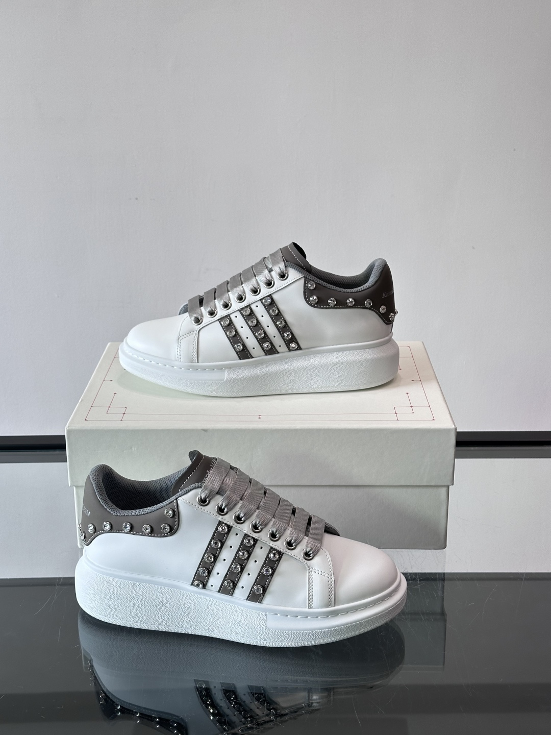 👟Alexander McQueen铆钉小白鞋，经典低帮板鞋设计，白色皮革+灰色拼接，金属铆钉点缀，朋克