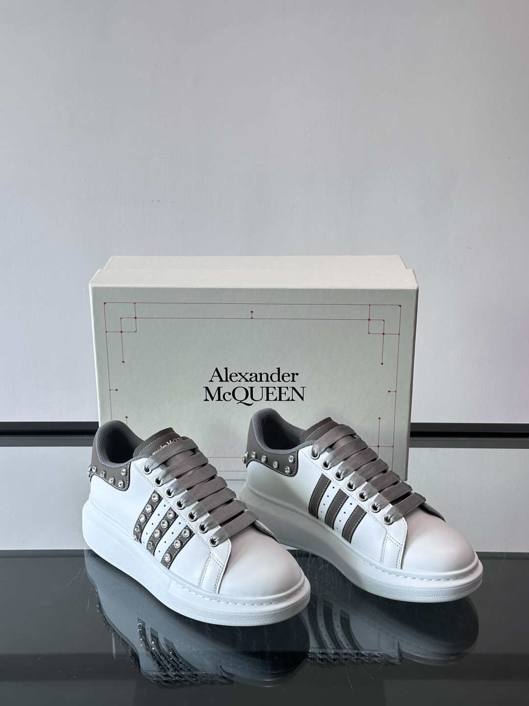 👟Alexander McQueen铆钉小白鞋，经典低帮板鞋设计，白色皮革+灰色拼接，金属铆钉点缀，朋克