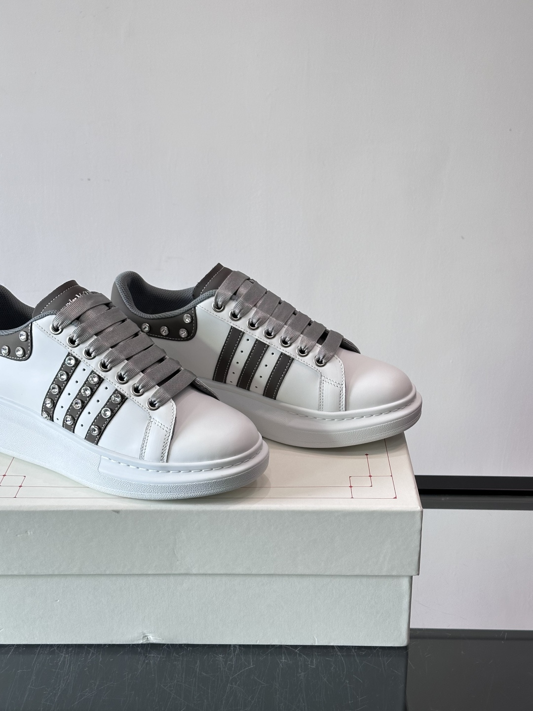 👟Alexander McQueen铆钉小白鞋，经典低帮板鞋设计，白色皮革+灰色拼接，金属铆钉点缀，朋克