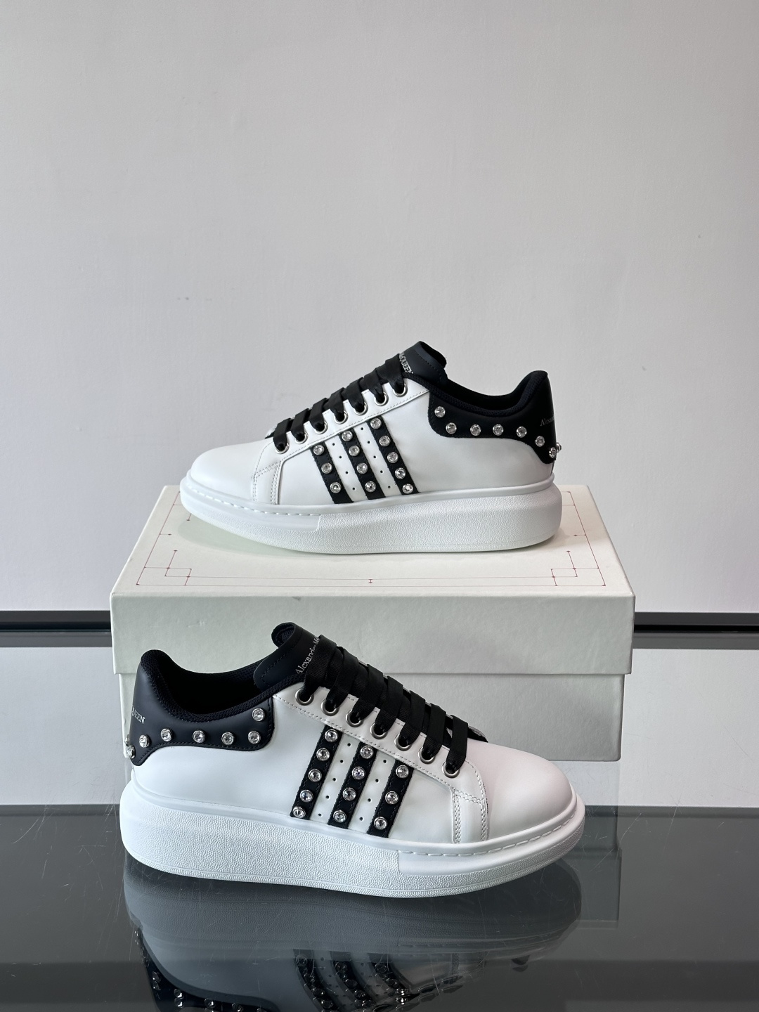 👟Alexander McQueen铆钉小白鞋，经典低帮板鞋设计，白色皮革+灰色拼接，金属铆钉点缀，朋克